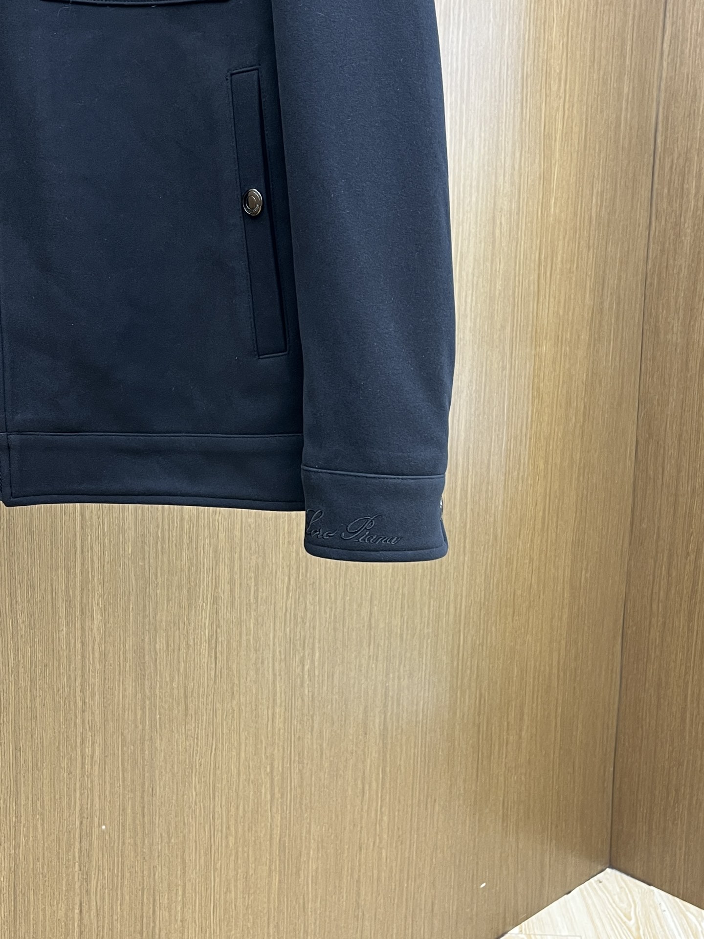 秋冬 lP🆕 🔥秋冬新品#lP🆕休闲翻领外套 面料采用客供定制面料 面料细腻柔软上身舒适 原版五金定制 