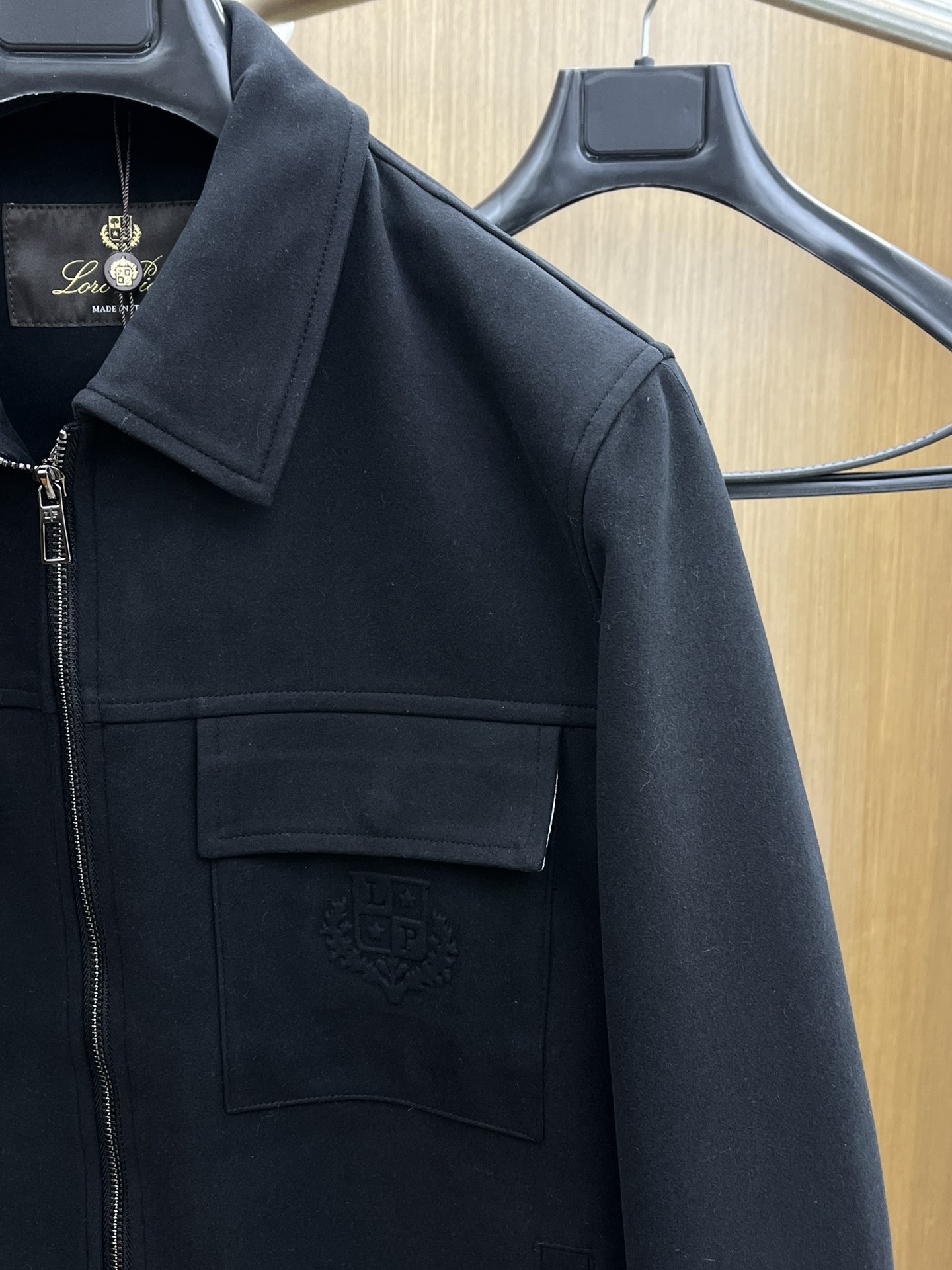 秋冬 lP🆕 🔥秋冬新品#lP🆕休闲翻领外套 面料采用客供定制面料 面料细腻柔软上身舒适 原版五金定制 