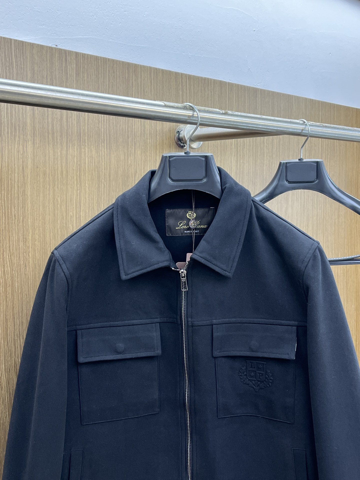 秋冬 lP🆕 🔥秋冬新品#lP🆕休闲翻领外套 面料采用客供定制面料 面料细腻柔软上身舒适 原版五金定制 