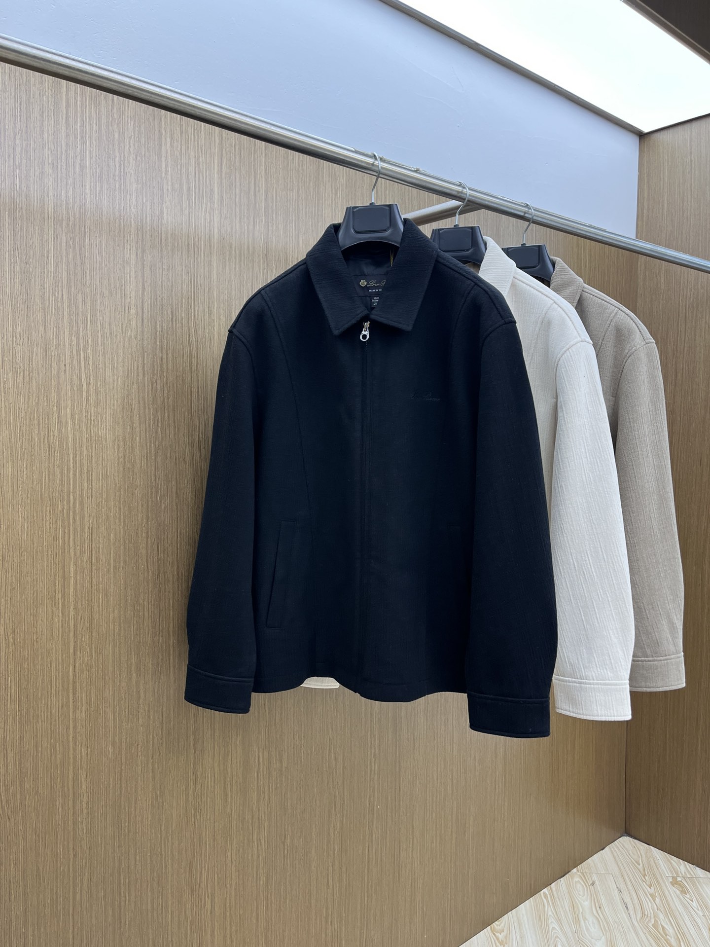 NO:522576,Autumn and Winter LP 1955ss Autumn and Winter new style is released. LP lapel jacket, a popular autumn thin cotton jacket, which makes you feel comfortable and slim when worn. FSH is lazy and casual, combined with clean and simple colors, it is particularly pleasing to look at. It is suitable for daily wear~ I love to launch sports items embellished with vitality prints!  Complete three standards Size M-3XL, loro piano, jackets & coats, jackets & coats, alexander wang19860909秋冬 LP 1955ss秋冬新款发布 LP翻领夹克外套,秋季爆款夹薄棉夹克,穿上就是舒适自在又显瘦的存在,fsh慵懒而随性,结合干净简单的色系就特别耐看,适合日常穿着~倾情推出缀饰活力印花的运动单品！三标齐全 尺码M-3XL,,loro piana,jackets & coats,jackets & coats,alexander wang,Men's clothing