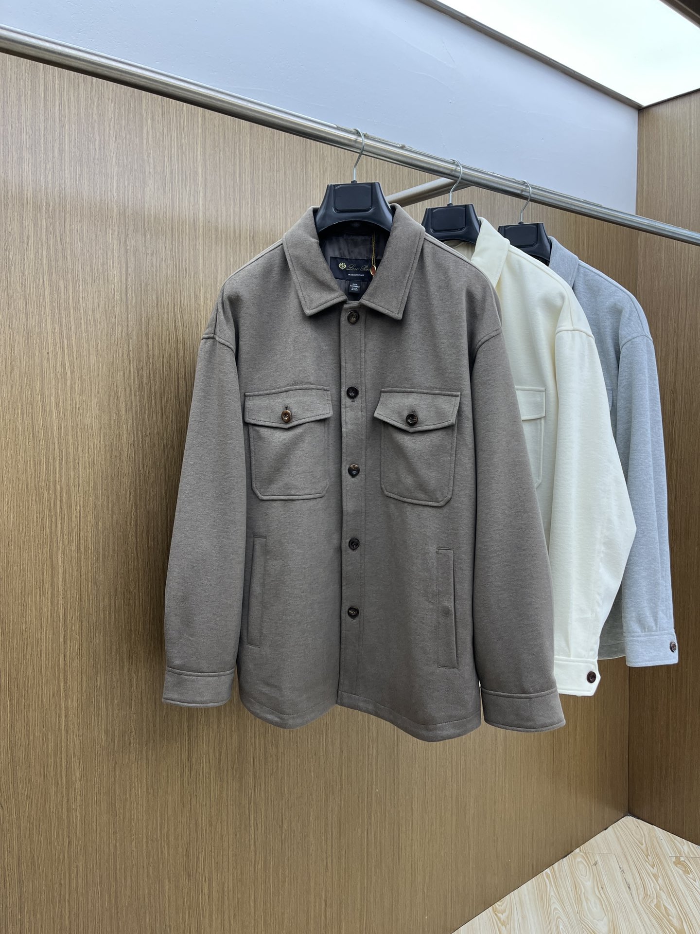 NO:522579,Autumn and Winter LP Autumn and Winter New Men's Business and Casual Woolen Lapel Jacket Jacket, the fabrics and accessories are all supplied by customers, made of fixed weaving and dyeing. The touch is extremely soft and delicate, the details are exquisite and exquisite, and the auxiliary materials are all supplied by customers. The placket zipper shape is also a classic inheritance. The flip pocket is engraved with exquisite brand letters, and the geometric aesthetic hunting multi-pocket design is designed. The fine workmanship is everywhere showing the master's craftsmanship. The lining is made of quilting, and the edges and threads are neat and perfect. The unique limited main mark mark shows the craftsmanship everywhere!  The cutting technology is excellent, conforms to the rigorous ergonomic design, the upper body is capable and stylish, the classic lapel design, the style is both solemn and harmonious, and the practical wearability is very strong. The first choice for urban elite men in fsh can be perfectly controlled in business commuting, official law, and leisure trendy occasions, both elegance and demeanor!  Size 48-56, loro piana, jackets & coats, jackets & coats, alexander wang19860909秋冬 LP 秋冬新款男士商务休闲毛呢翻领夹克外套,面料与辅料皆为客供,定织定染而成,触感极为柔软细腻,细节精湛考究,辅料皆为客供,门襟拉链造型亦属于经典传承,翻盖口袋上面镌刻有精美品牌字母,几何美学猎装多口袋设计,做工精细处处彰显大师级工艺,内衬运用绗缝工艺打造,包边及走线工整完美,独特的限定主标唛,处处皆彰显出匠心之作！裁剪技术精良,符合严谨的人体工程学设计,上身干练且型款十足,经典翻领设计,亦庄亦谐的风格,实穿性极强,fsh都市精英男士首选,商务通勤、公务律政、出街休闲潮搭等场合皆可完美驾驭,优雅与风度兼备！ 尺码 48-56,,loro piana,jackets & coats,jackets & coats,alexander wang,Men's clothing