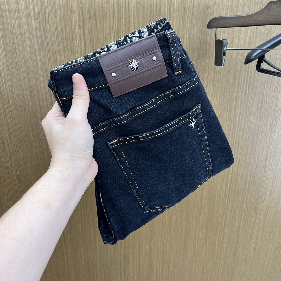 NO:518909,Autumn and winter CD high-end customization, the latest jeans in early autumn 2025 are released simultaneously on the counter. Original customization reproduction. Customer-supplied hardware and accessories. Original quality. Imported fixed-color denim fabric. Heavy industry washing water. FDA fine workmanship and excellent upper body!  Selected single products, complete three standards, original single product, number 29-38, no 35. 37,,jeans,alexander wang19860909秋冬 CD 高端定制、2025早秋最新款牛仔裤 柜台同步发售 原版定制复刻 客供五金辅料 原单品质 进口固色牛仔面料 重工洗水 fda做工走线精细 上身绝佳！优选单品 三标齐全 原单出品 码数29-38无35. 37,,jeans,alexander wang,Men's clothing