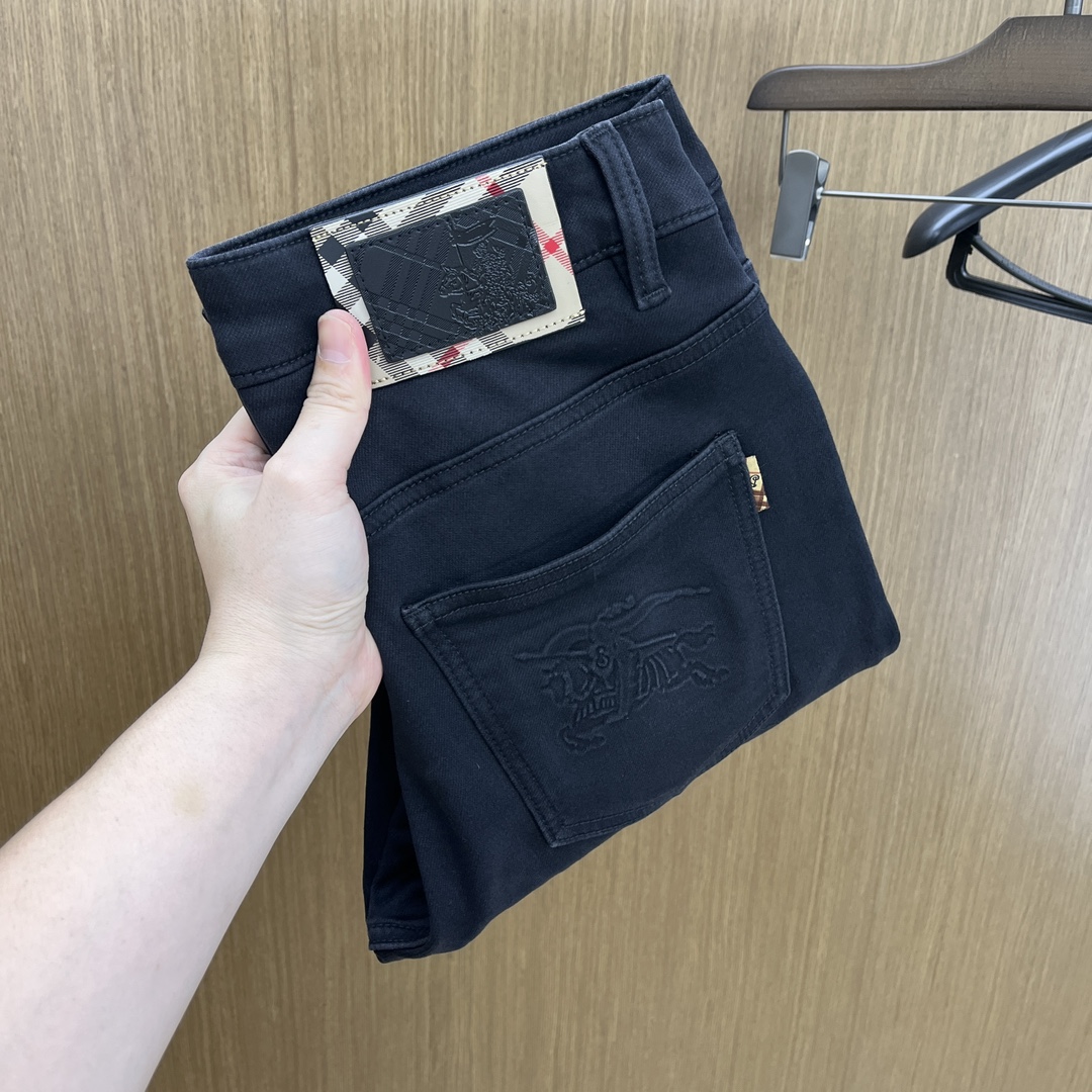 NO:518910,Autumn and winter BBR high-end customization, the latest jeans in early autumn 2025 are released simultaneously on the counter. Original custom reproduction. Customer-supplied hardware and accessories. Original quality. Imported fixed-color denim fabric. Heavy industry washing water. FDA fine workmanship and excellent upper body!  Selected single products, complete three standards, original single product, number 29-38, no 35. 37,,jeans,alexander wang19860909秋冬 BBR 高端定制、2025早秋最新款牛仔裤 柜台同步发售 原版定制复刻 客供五金辅料 原单品质 进口固色牛仔面料 重工洗水 fda做工走线精细 上身绝佳！优选单品 三标齐全 原单出品 码数29-38无35. 37,,jeans,alexander wang,Men's clothing