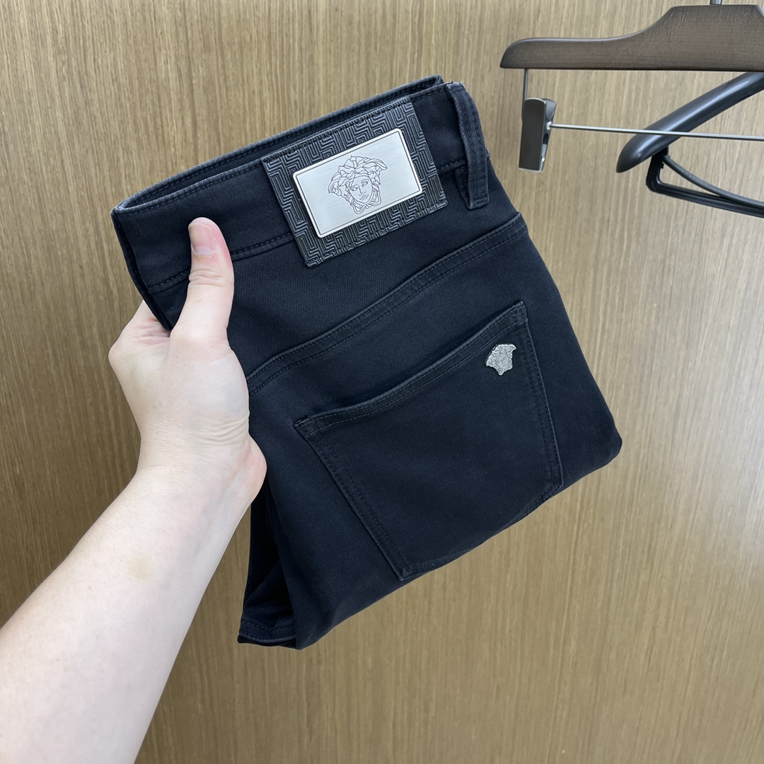 NO:522622,Autumn and winter Ver high-end customization, the latest jeans in early autumn 2025 are released simultaneously on the counter. Original custom reproduction. Customer-supplied hardware and accessories. Original quality. Imported fixed-color denim fabric. Heavy industry washing water. FDA fine workmanship and excellent upper body!  Selected single products, complete three standards, original single product, number 29-38, no 35. 37,,jeans,alexander wang19860909秋冬 Ver 高端定制、2025早秋最新款牛仔裤 柜台同步发售 原版定制复刻 客供五金辅料 原单品质 进口固色牛仔面料 重工洗水 fda做工走线精细 上身绝佳！优选单品 三标齐全 原单出品 码数29-38无35. 37,,jeans,alexander wang,Men's clothing