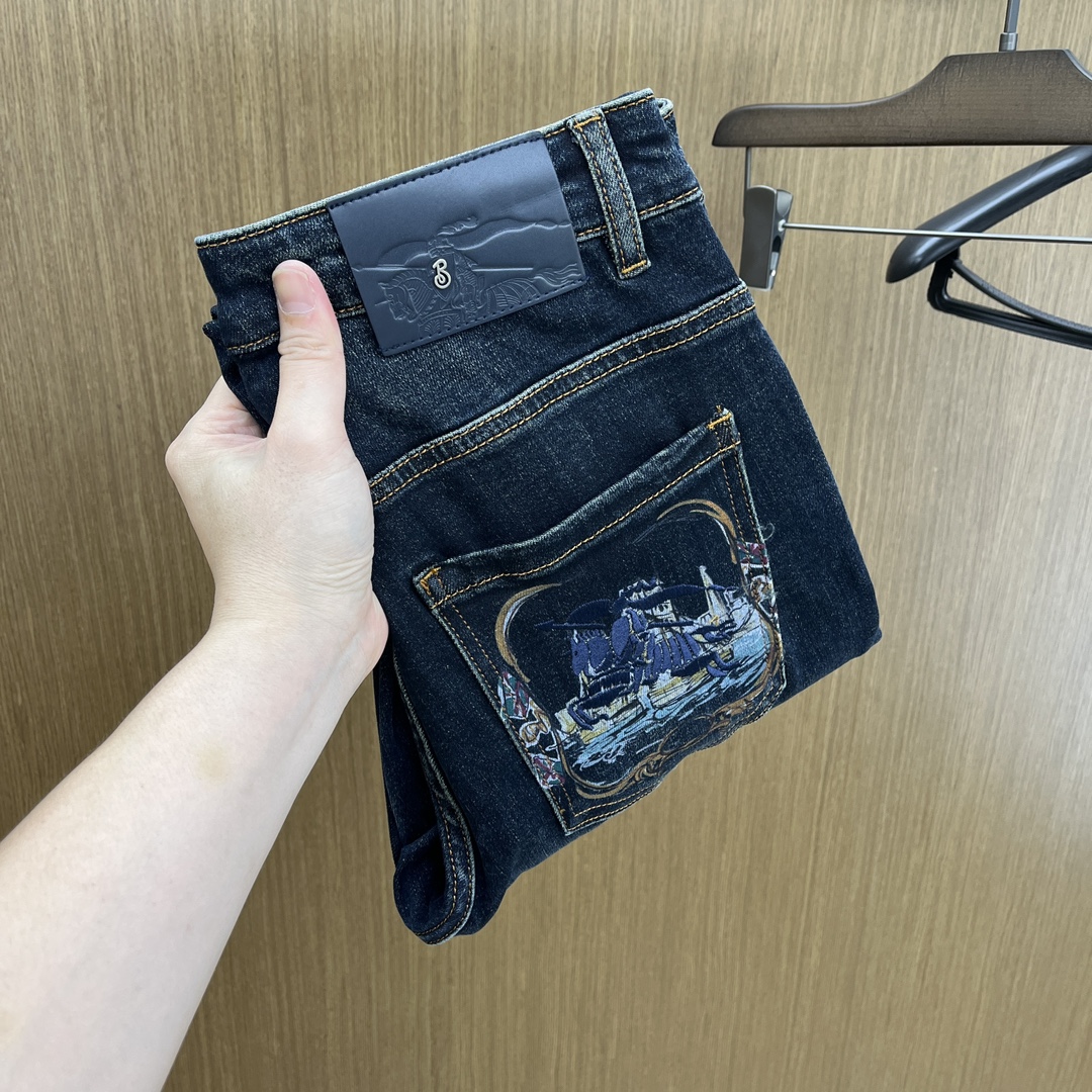 NO:522596,Autumn and winter BBR high-end customization, the latest jeans in early autumn 2025 are released simultaneously on the counter. Original custom reproduction. Customer-supplied hardware and accessories. Original quality. Imported fixed-color denim fabric. Heavy industry washing water. FDA fine workmanship and excellent upper body!  Selected single products, complete three standards, original single product, number 29-38, no 35. 37,,jeans,alexander wang19860909秋冬 BBR 高端定制、2025早秋最新款牛仔裤 柜台同步发售 原版定制复刻 客供五金辅料 原单品质 进口固色牛仔面料 重工洗水 fda做工走线精细 上身绝佳！优选单品 三标齐全 原单出品 码数29-38无35. 37,,jeans,alexander wang,Men's clothing