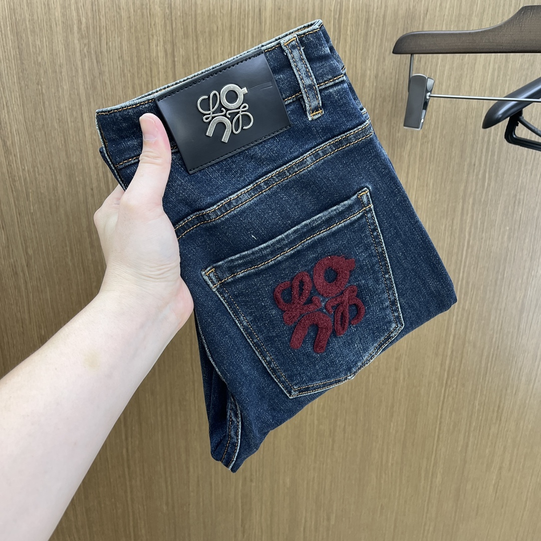 NO:522599,Autumn and winter Loe high-end customization, the latest jeans in early autumn 2025 are released simultaneously on the counter. Original custom reproduction. Customer-supplied hardware and accessories. Original quality. Imported fixed-color denim fabric. Heavy industry washing water. FDA fine workmanship and excellent upper body!  Selected single products, complete three standards, original single product, number 29-38, no 35. 37,,loewe,jeans,alexander wang19860909秋冬 Loe 高端定制、2025早秋最新款牛仔裤 柜台同步发售 原版定制复刻 客供五金辅料 原单品质 进口固色牛仔面料 重工洗水 fda做工走线精细 上身绝佳！优选单品 三标齐全 原单出品 码数29-38无35. 37,,loewe,jeans,alexander wang,Men's clothing