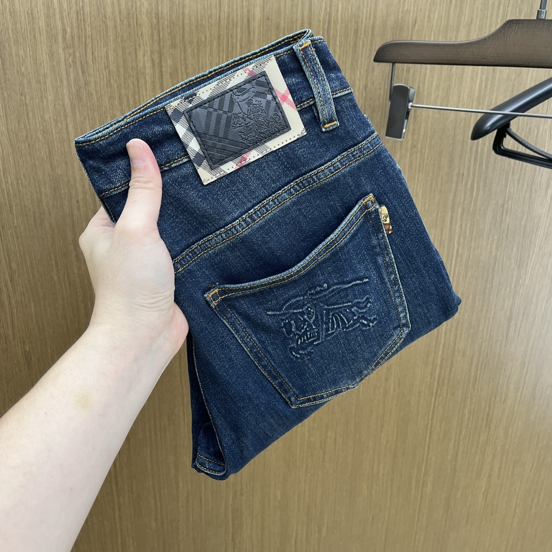 NO:522602,Autumn and winter BBR high-end customization, the latest jeans in early autumn 2025 are released simultaneously on the counter. Original custom reproduction. Customer-supplied hardware and accessories. Original quality. Imported fixed-color denim fabric. Heavy industry washing water. FDA fine workmanship and excellent upper body!  Selected single products, complete three standards, original single product, number 29-38, no 35. 37,,jeans,alexander wang19860909秋冬 BBR 高端定制、2025早秋最新款牛仔裤 柜台同步发售 原版定制复刻 客供五金辅料 原单品质 进口固色牛仔面料 重工洗水 fda做工走线精细 上身绝佳！优选单品 三标齐全 原单出品 码数29-38无35. 37,,jeans,alexander wang,Men's clothing