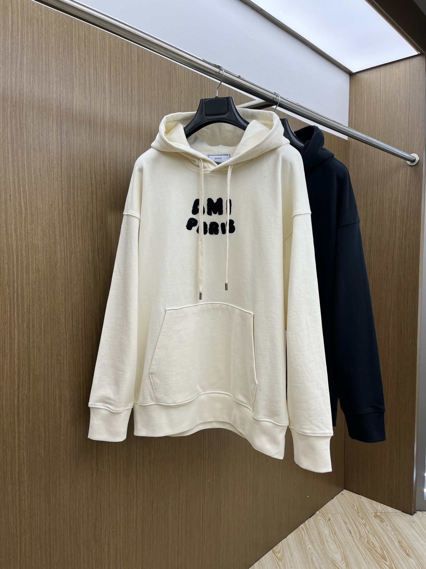 NO:510711,Hot Hooded Series Ami FW Early Autumn New Wide Edition Hooded Sweatshirt, the same style as men and women!  Unique and attractive, this hooded sweatshirt has a quality and quality online, comfortable, and the same style and fashion sense as before, including fabrics and cutting techniques!  Three-dimensional printing technology, pure cotton breathable, comfortable to wear during daily wear, rib knit on the neckline is flat and tight, and the neckline will not be crooked even if it is tossed freely. The loose style will make you find that the upper body looks really good. The overall size is minimalist and neat, and it is super versatile everyday!  A33 casually matched with a pair of pants is a youthful look, and a fashionable item that will never go wrong!  Code number M-2XL, hoodie, sweatshirts, hats, alexander wang19860909爆款连帽系列 Ami FW早秋新款宽版连帽卫衣,男女同款！独特吸引人的眼球,这一款连帽卫衣品相品质都在线,舒适度,一如既往的版型,时髦度,包括面料、裁剪工艺上,都是下足了功夫！立体印花工艺,纯棉透气,日常穿着穿感舒适,领口的罗纹针织平整紧密,随意折腾都不会领口歪斜,宽松版型,上身你就会发现真的好好看,整体极简利落,超级日常百搭！a33随随便便搭配一条裤子就是青春的样子,绝不会出错的时髦单品！ 码数M-2XL,,hoodie,sweatshirts,hats,alexander wang,Men's clothing