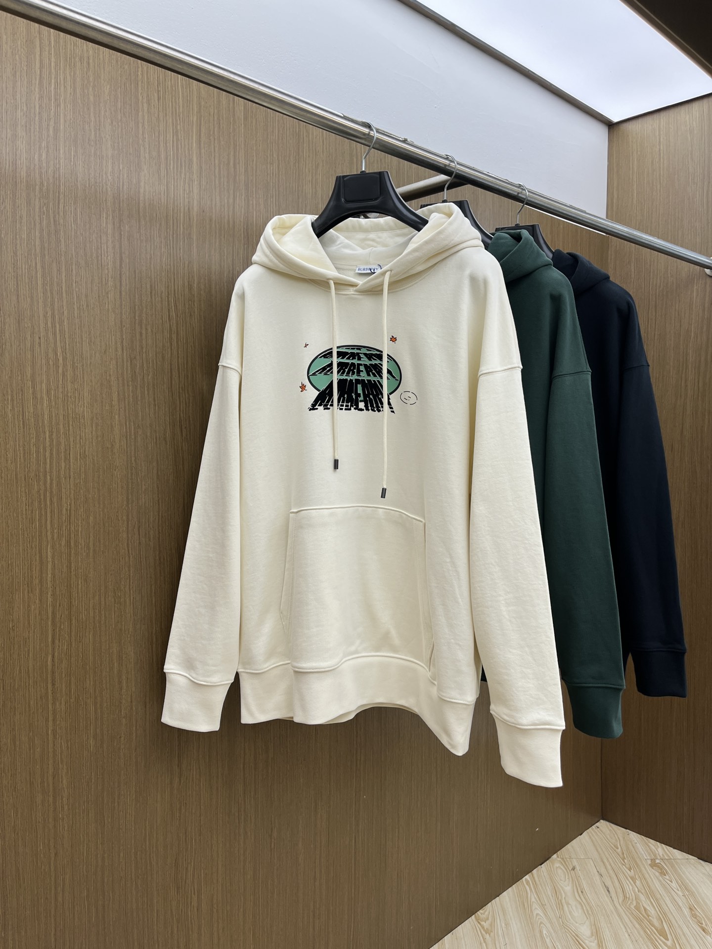 NO:510713,Hot Hooded Series BBR FW Early Autumn New Wide Edition Hooded Sweatshirt, the same style as men and women!  Unique and attractive, this hooded sweatshirt has a quality and quality online, comfortable, and the same style and fashion sense as before, including fabrics and cutting techniques!  Three-dimensional printing technology, pure cotton breathable, comfortable to wear during daily wear, rib knit on the neckline is flat and tight, and the neckline will not be crooked even if it is tossed freely. The loose style will make you find that the upper body looks really good. The overall size is minimalist and neat, and it is super versatile everyday!  A33 casually matched with a pair of pants is a youthful look, and a fashionable item that will never go wrong!  Code number M-2XL, hoodie, sweatshirts, hats, alexander wang19860909爆款连帽系列 BBR FW早秋新款宽版连帽卫衣,男女同款！独特吸引人的眼球,这一款连帽卫衣品相品质都在线,舒适度,一如既往的版型,时髦度,包括面料、裁剪工艺上,都是下足了功夫！立体印花工艺,纯棉透气,日常穿着穿感舒适,领口的罗纹针织平整紧密,随意折腾都不会领口歪斜,宽松版型,上身你就会发现真的好好看,整体极简利落,超级日常百搭！a33随随便便搭配一条裤子就是青春的样子,绝不会出错的时髦单品！ 码数M-2XL,,hoodie,sweatshirts,hats,alexander wang,Men's clothing