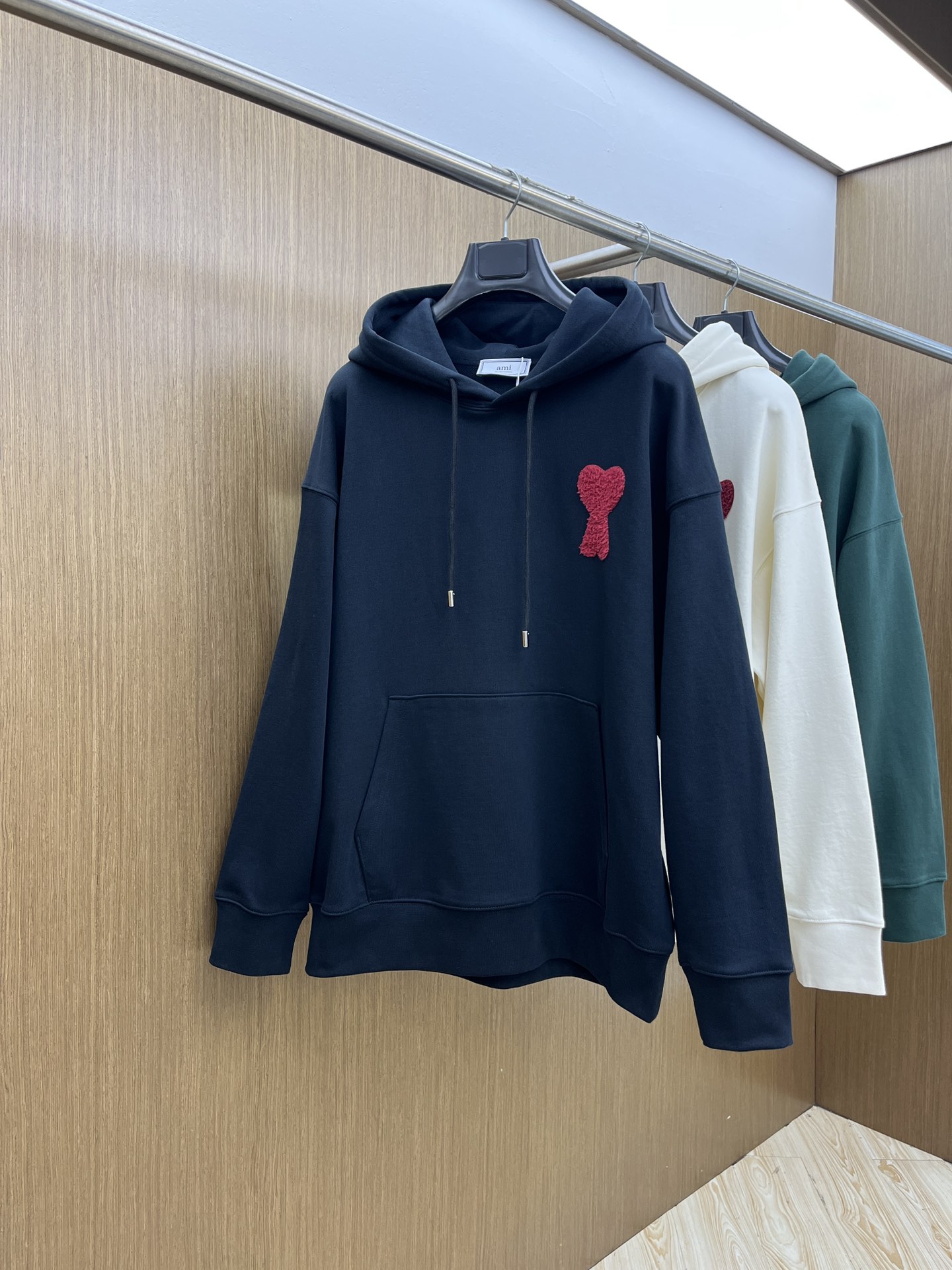 NO:510715,Hot Hooded Series AMIFW Early Autumn New Wide Edition Hooded Sweatshirt, the same style as men and women!  Unique and attractive, this hooded sweatshirt has a quality and quality online, comfortable, and the same style and fashion sense as before, including fabrics and cutting techniques!  Three-dimensional printing technology, pure cotton breathable, comfortable to wear during daily wear, rib knit on the neckline is flat and tight, and the neckline will not be crooked even if it is tossed freely. The loose style will make you find that the upper body looks really good. The overall size is minimalist and neat, and it is super versatile everyday!  A33 casually matched with a pair of pants is a youthful look, and a fashionable item that will never go wrong!  Code number M-2XL, hoodie, sweatshirts, hats, alexander wang19860909爆款连帽系列 AMIFW早秋新款宽版连帽卫衣,男女同款！独特吸引人的眼球,这一款连帽卫衣品相品质都在线,舒适度,一如既往的版型,时髦度,包括面料、裁剪工艺上,都是下足了功夫！立体印花工艺,纯棉透气,日常穿着穿感舒适,领口的罗纹针织平整紧密,随意折腾都不会领口歪斜,宽松版型,上身你就会发现真的好好看,整体极简利落,超级日常百搭！a33随随便便搭配一条裤子就是青春的样子,绝不会出错的时髦单品！ 码数M-2XL,,hoodie,sweatshirts,hats,alexander wang,Men's clothing