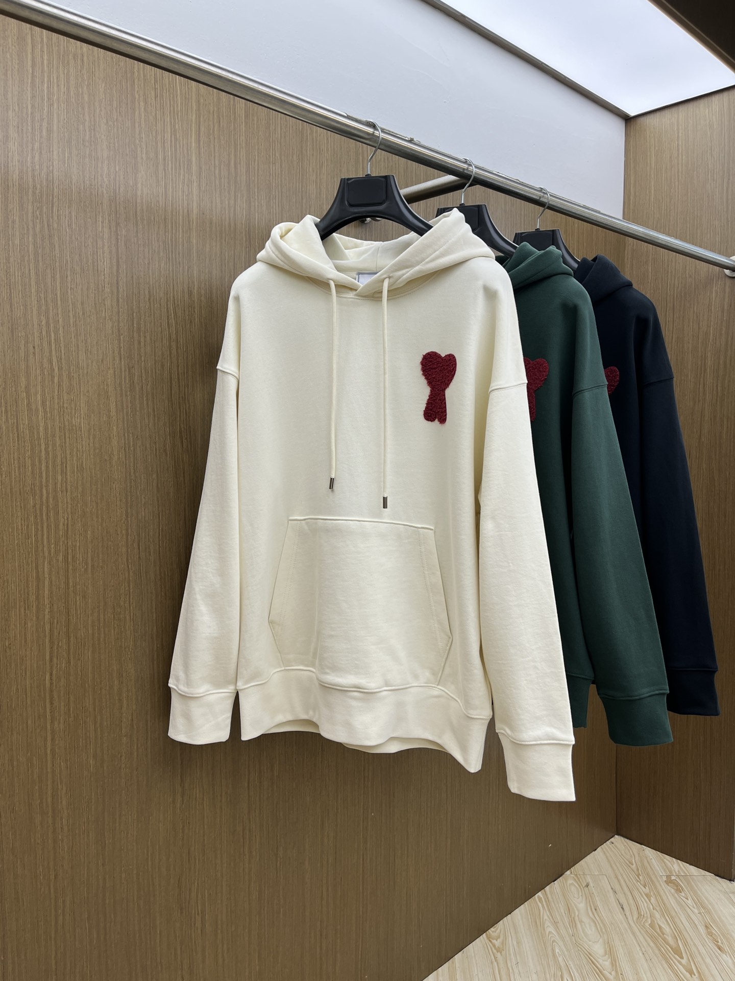 NO:530032,Autumn and Winter Hooded Series AMI FW Early Autumn New Wide Edition Hooded Sweatshirt, the same style as men and women!  Unique and attractive, this hooded sweatshirt has a quality and quality online, comfortable, and the same style and fashion sense as before, including fabrics and cutting techniques!  Three-dimensional printing technology, pure cotton breathable, comfortable to wear during daily wear, rib knit on the neckline is flat and tight, and the neckline will not be crooked even if it is tossed freely. The loose style will make you find that the upper body looks really good. The overall size is minimalist and neat, and it is super versatile everyday!  A33 casually matched with a pair of pants is a youthful look, and a fashionable item that will never go wrong!  Code number M-2XL, hoodie, sweatshirts, hats, alexander wang19860909秋冬 爆款连帽系列 AMI FW早秋新款宽版连帽卫衣,男女同款！独特吸引人的眼球,这一款连帽卫衣品相品质都在线,舒适度,一如既往的版型,时髦度,包括面料、裁剪工艺上,都是下足了功夫！立体印花工艺,纯棉透气,日常穿着穿感舒适,领口的罗纹针织平整紧密,随意折腾都不会领口歪斜,宽松版型,上身你就会发现真的好好看,整体极简利落,超级日常百搭！a33随随便便搭配一条裤子就是青春的样子,绝不会出错的时髦单品！ 码数M-2XL,,hoodie,sweatshirts,hats,alexander wang,Men's clothing