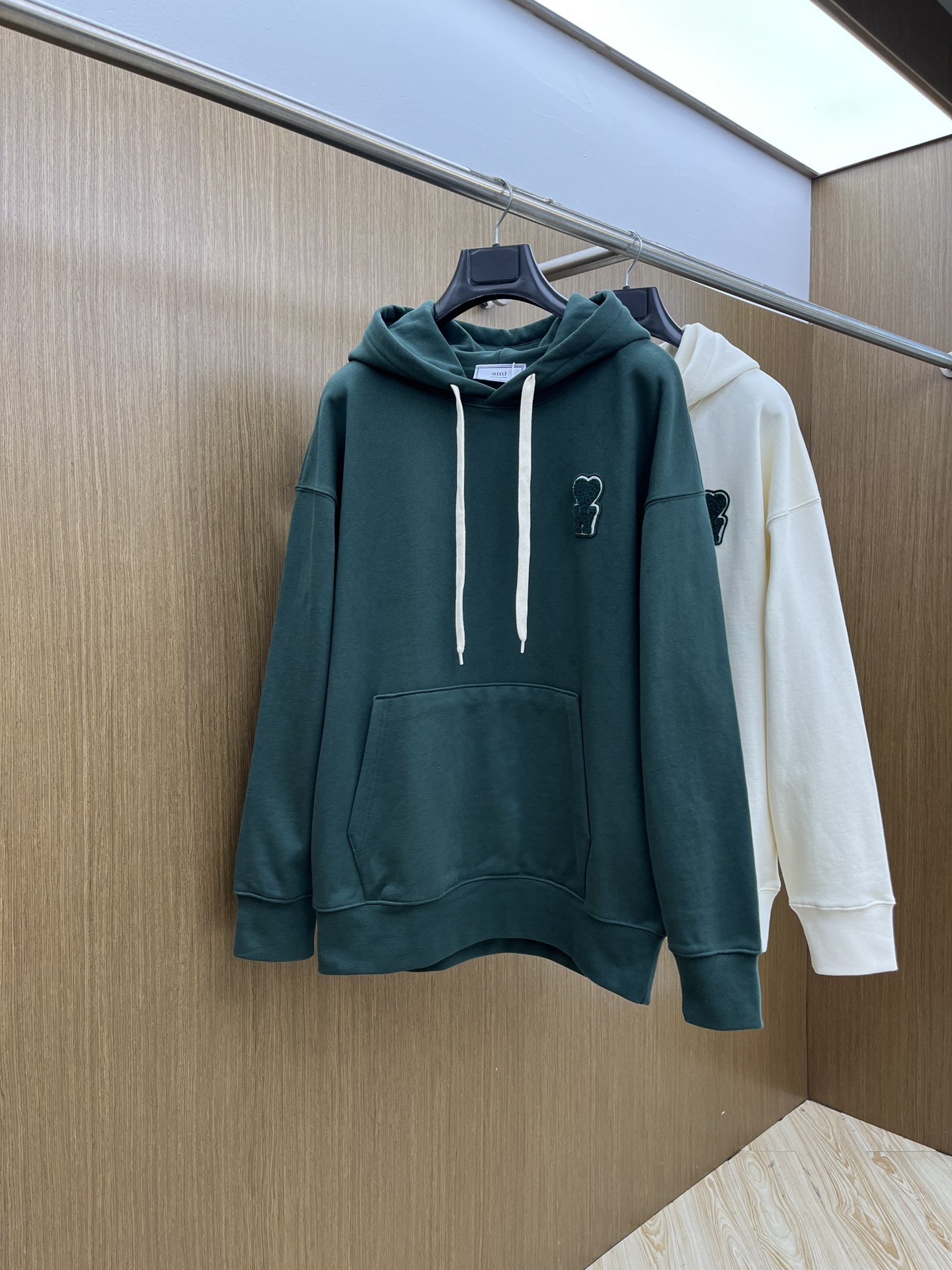 NO:510717,Hot series AMI FW early autumn new wide version hooded sweatshirt, the same style as men and women!  Unique and attractive, this hooded sweatshirt has a quality and quality online, comfortable, and the same style and fashion sense as before, including fabrics and cutting techniques!  Three-dimensional printing technology, pure cotton breathable, comfortable to wear during daily wear, rib knit on the neckline is flat and tight, and the neckline will not be crooked even if it is tossed freely. The loose style will make you find that the upper body looks really good. The overall size is minimalist and neat, and it is super versatile everyday!  A33 casually matched with a pair of pants is a youthful look, and a fashionable item that will never go wrong!  Code number M-2XL, hoodie, sweatshirts, hats, alexander wang19860909爆款连帽系列 AMI FW早秋新款宽版连帽卫衣,男女同款！独特吸引人的眼球,这一款连帽卫衣品相品质都在线,舒适度,一如既往的版型,时髦度,包括面料、裁剪工艺上,都是下足了功夫！立体印花工艺,纯棉透气,日常穿着穿感舒适,领口的罗纹针织平整紧密,随意折腾都不会领口歪斜,宽松版型,上身你就会发现真的好好看,整体极简利落,超级日常百搭！a33随随便便搭配一条裤子就是青春的样子,绝不会出错的时髦单品！ 码数M-2XL,,hoodie,sweatshirts,hats,alexander wang,Men's clothing