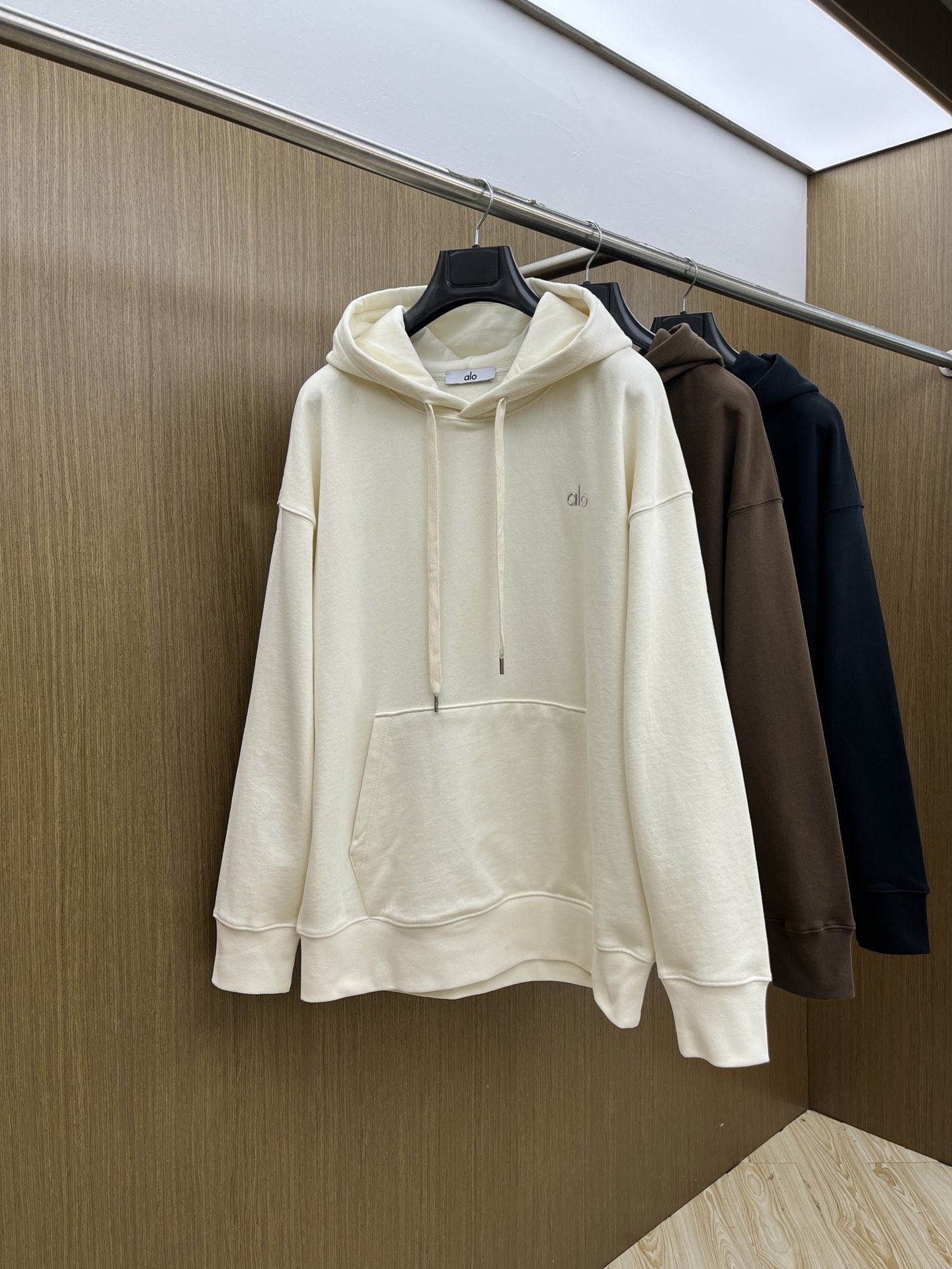 NO:510720,Hot Hooded Series ALO FW Early Autumn New Wide Edition Hooded Sweatshirt, the same style as men and women!  Unique and attractive, this hooded sweatshirt has a quality and quality online, comfortable, and the same style and fashion sense as before, including fabrics and cutting techniques!  Three-dimensional printing technology, pure cotton breathable, comfortable to wear during daily wear, rib knit on the neckline is flat and tight, and the neckline will not be crooked even if it is tossed freely. The loose style will make you find that the upper body looks really good. The overall size is minimalist and neat, and it is super versatile everyday!  A33 casually matched with a pair of pants is a youthful look, and a fashionable item that will never go wrong!  Code number M-2XL, hoodie, sweatshirts, hats, alexander wang19860909爆款连帽系列 ALO FW早秋新款宽版连帽卫衣,男女同款！独特吸引人的眼球,这一款连帽卫衣品相品质都在线,舒适度,一如既往的版型,时髦度,包括面料、裁剪工艺上,都是下足了功夫！立体印花工艺,纯棉透气,日常穿着穿感舒适,领口的罗纹针织平整紧密,随意折腾都不会领口歪斜,宽松版型,上身你就会发现真的好好看,整体极简利落,超级日常百搭！a33随随便便搭配一条裤子就是青春的样子,绝不会出错的时髦单品！ 码数M-2XL,,hoodie,sweatshirts,hats,alexander wang,Men's clothing