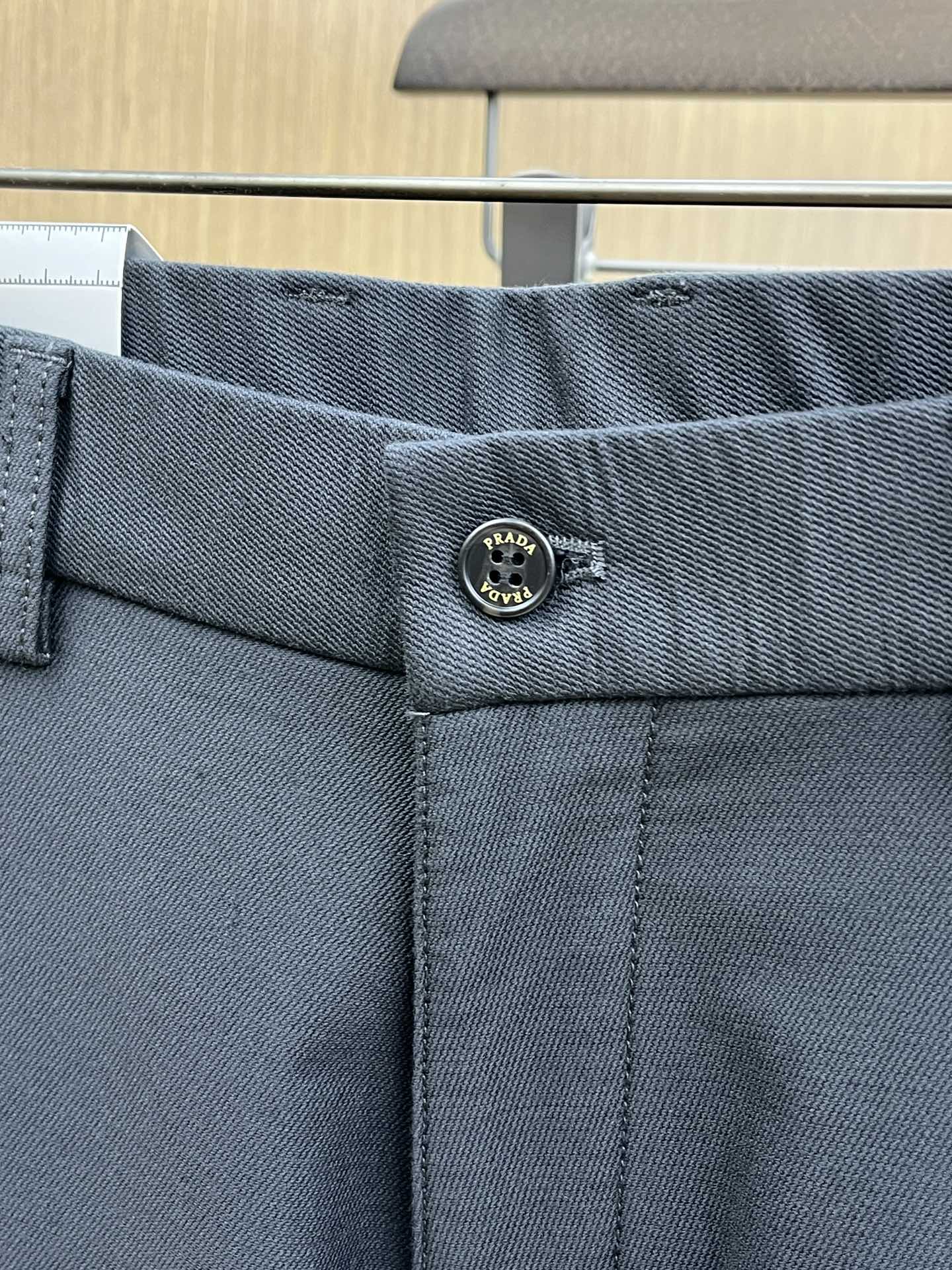 秋冬 PD 🔥🔥ss秋冬新品，官网同步有售，男士高端商务休闲西裤，高端进口面料，带弹力，后面采用硅胶字母