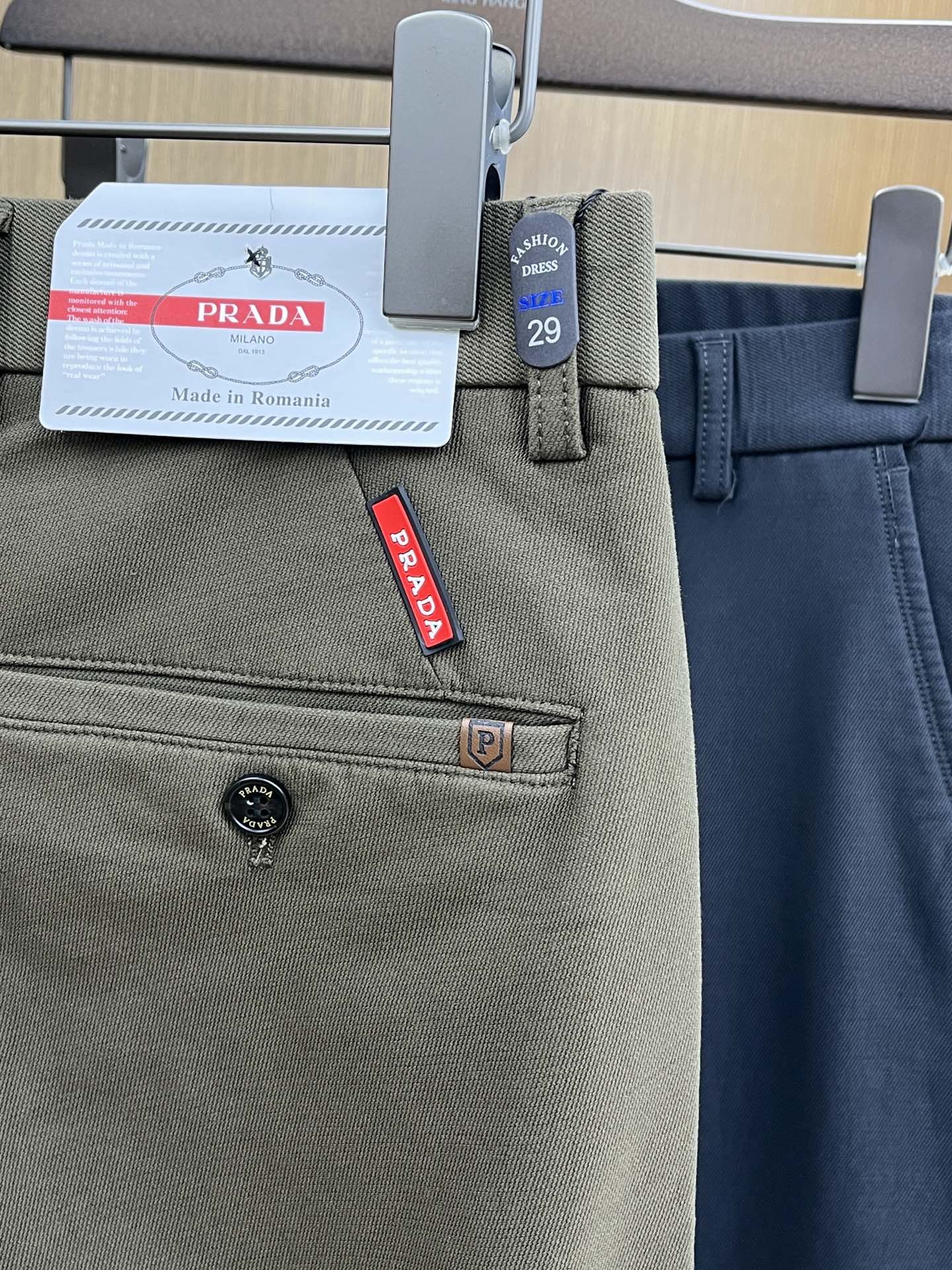 秋冬 PD 🔥🔥ss秋冬新品，官网同步有售，男士高端商务休闲西裤，高端进口面料，带弹力，后面采用硅胶字母