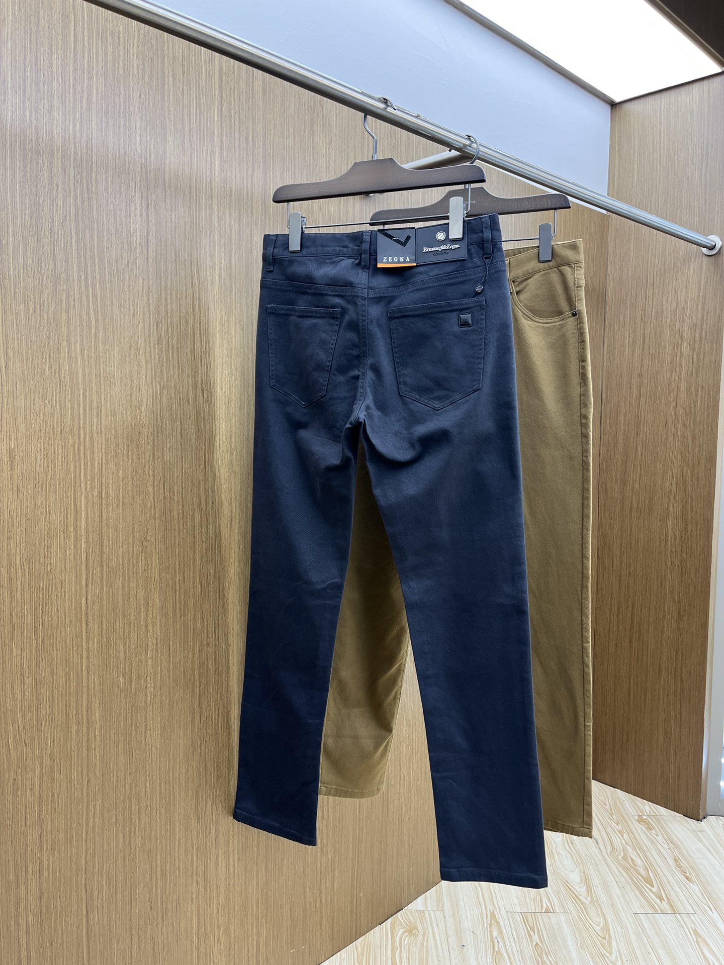 秋冬 ZZ 🔥🔥ss秋冬新品，官网同步有售，男士高端商务休闲西裤，高端进口面料，带弹力，后面采用硅胶字母