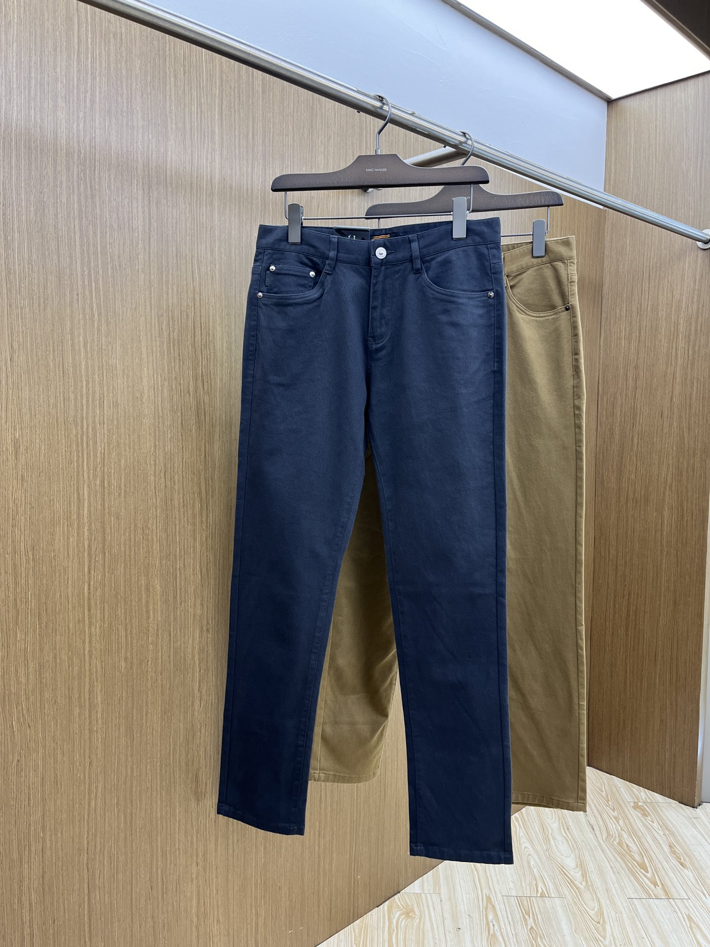 秋冬 ZZ 🔥🔥ss秋冬新品，官网同步有售，男士高端商务休闲西裤，高端进口面料，带弹力，后面采用硅胶字母