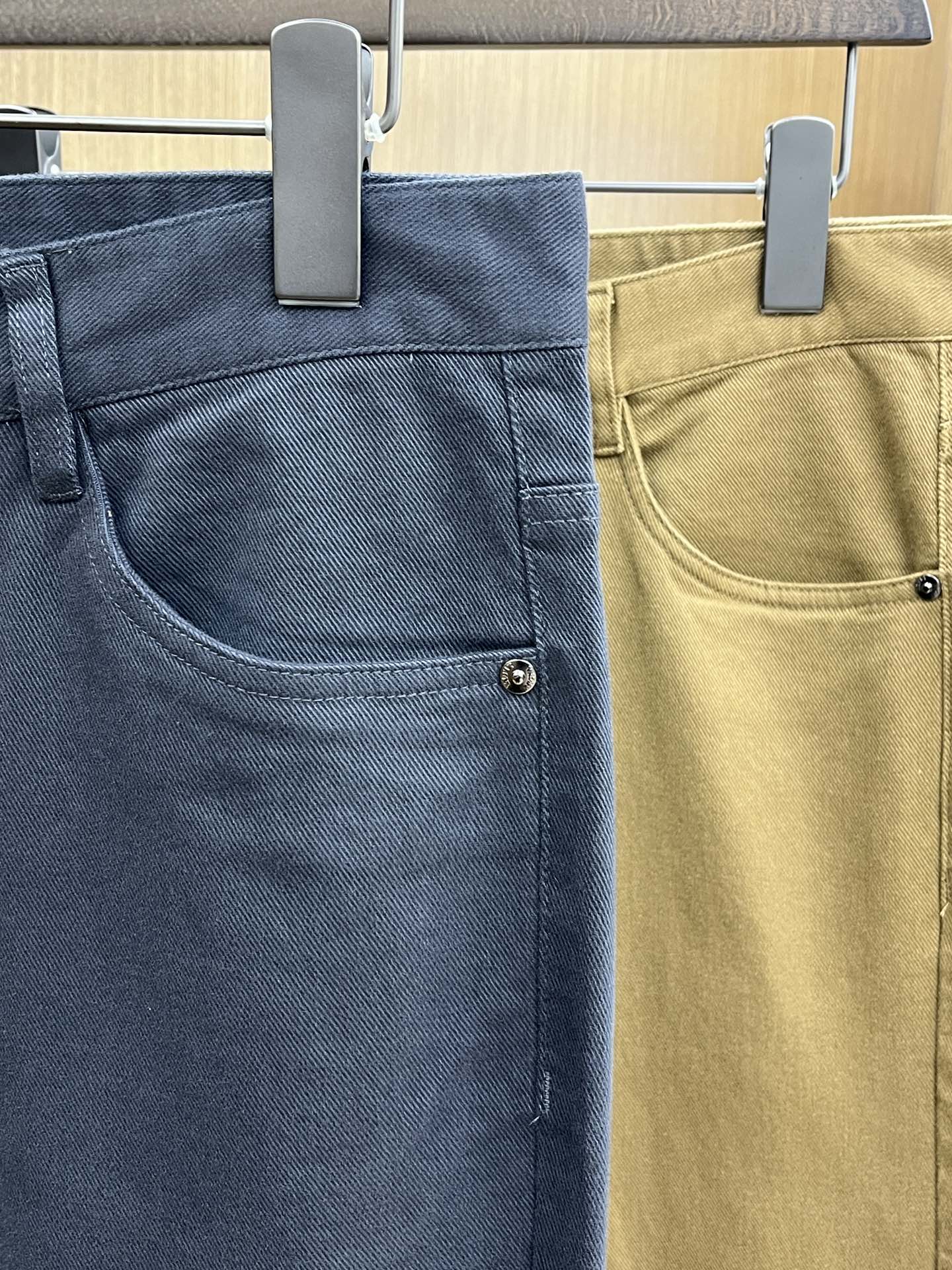 秋冬 ZZ 🔥🔥ss秋冬新品，官网同步有售，男士高端商务休闲西裤，高端进口面料，带弹力，后面采用硅胶字母