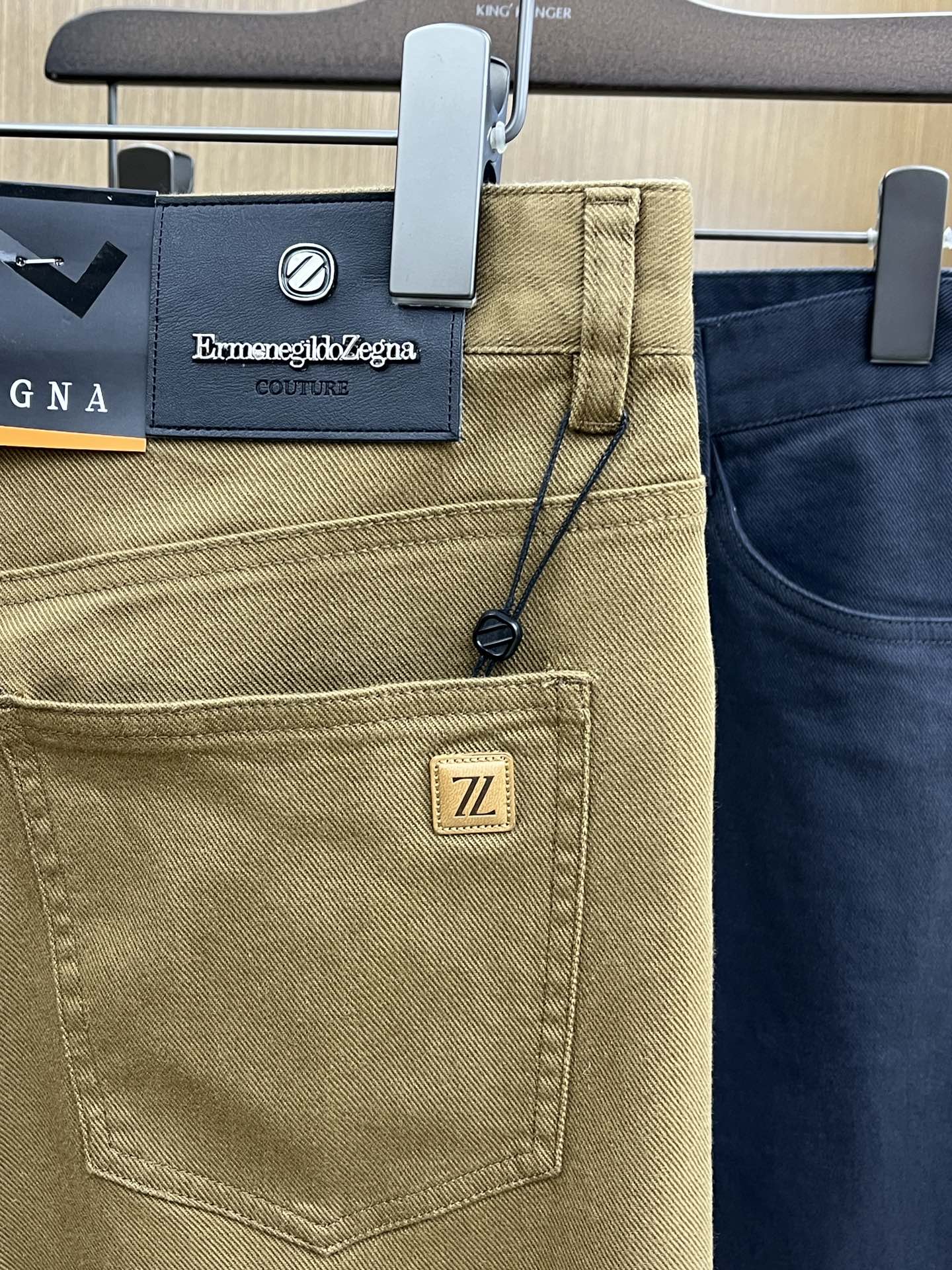 秋冬 ZZ 🔥🔥ss秋冬新品，官网同步有售，男士高端商务休闲西裤，高端进口面料，带弹力，后面采用硅胶字母