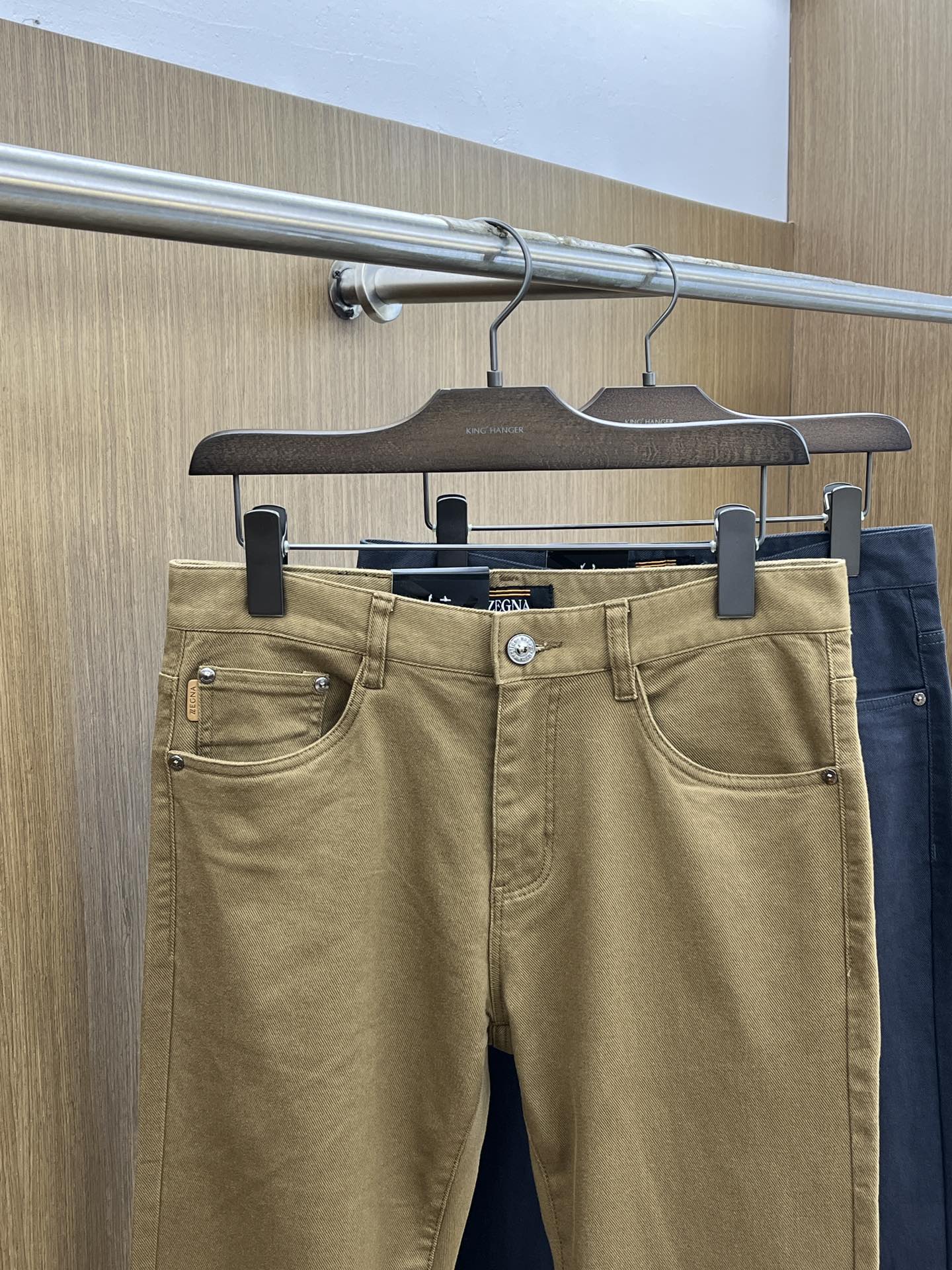 秋冬 ZZ 🔥🔥ss秋冬新品，官网同步有售，男士高端商务休闲西裤，高端进口面料，带弹力，后面采用硅胶字母