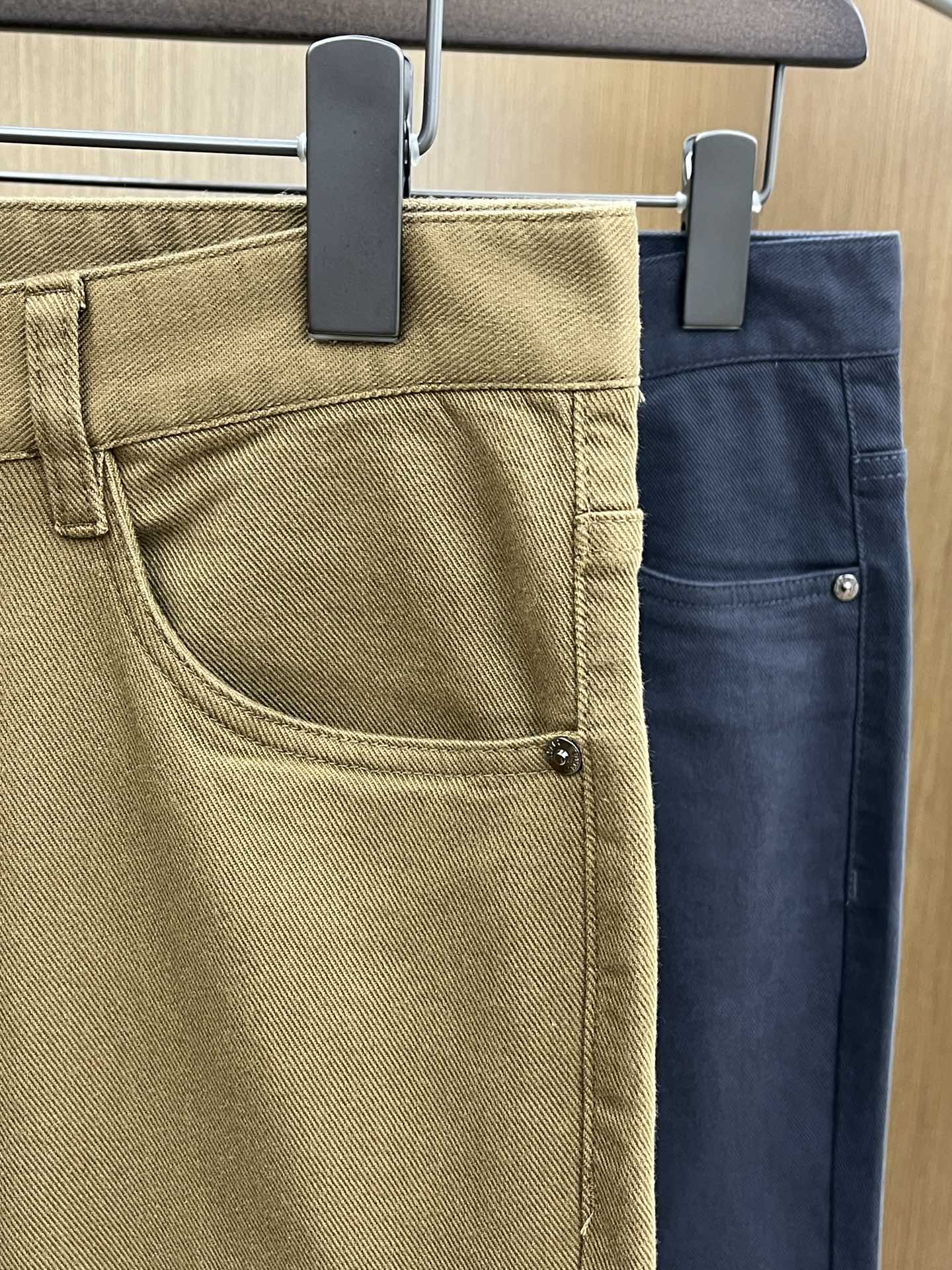 秋冬 ZZ 🔥🔥ss秋冬新品，官网同步有售，男士高端商务休闲西裤，高端进口面料，带弹力，后面采用硅胶字母