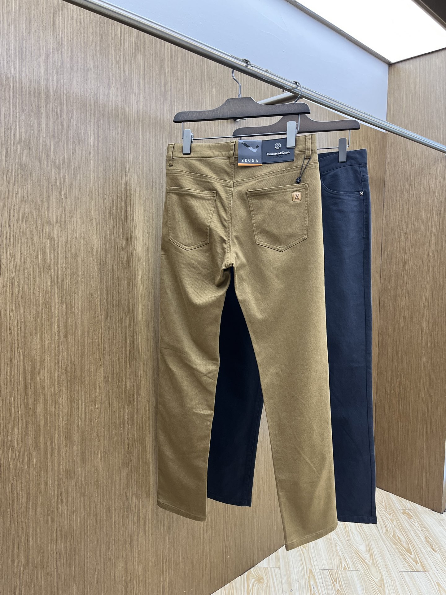 秋冬 ZZ 🔥🔥ss秋冬新品，官网同步有售，男士高端商务休闲西裤，高端进口面料，带弹力，后面采用硅胶字母