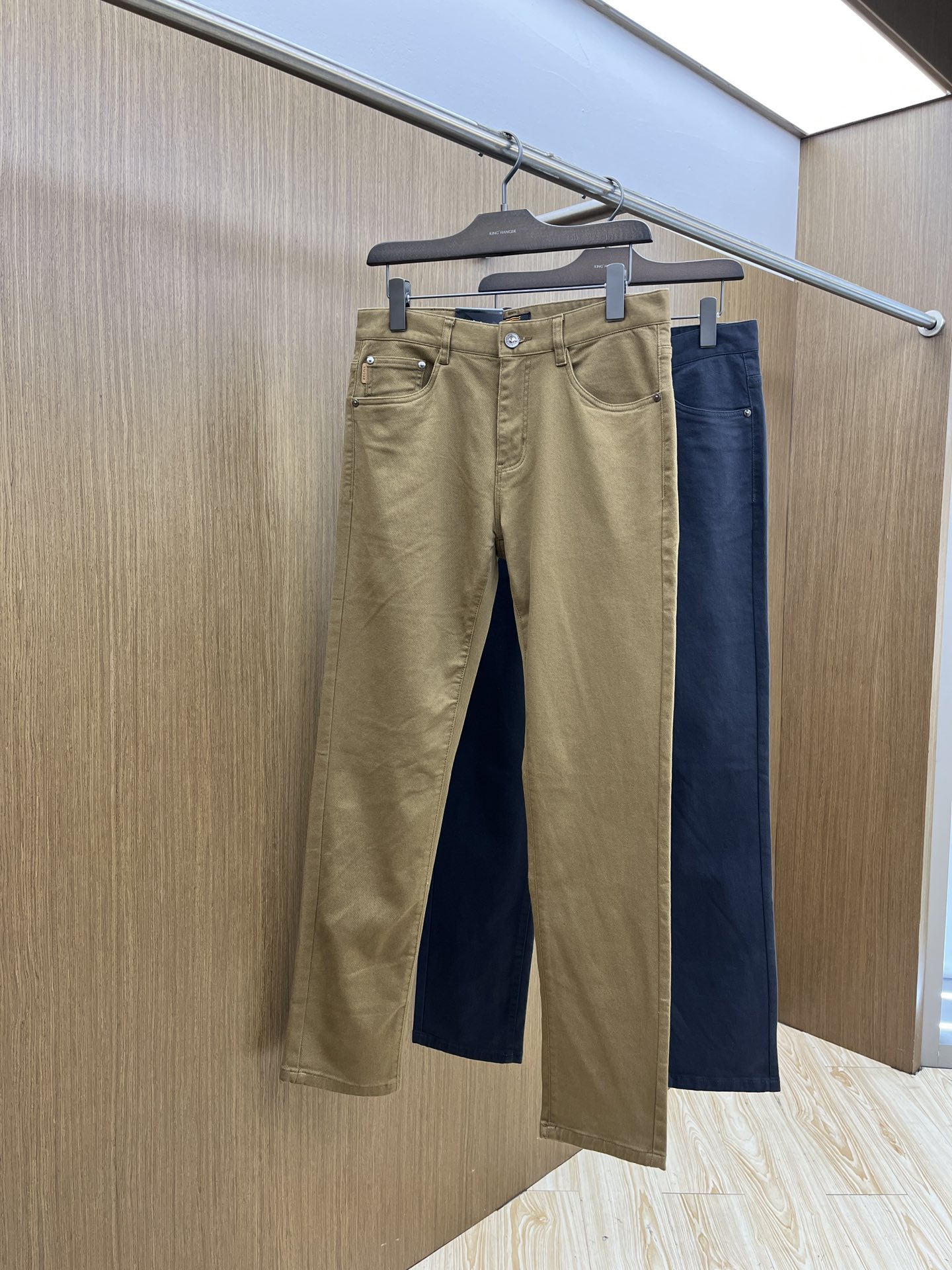 秋冬 ZZ 🔥🔥ss秋冬新品，官网同步有售，男士高端商务休闲西裤，高端进口面料，带弹力，后面采用硅胶字母