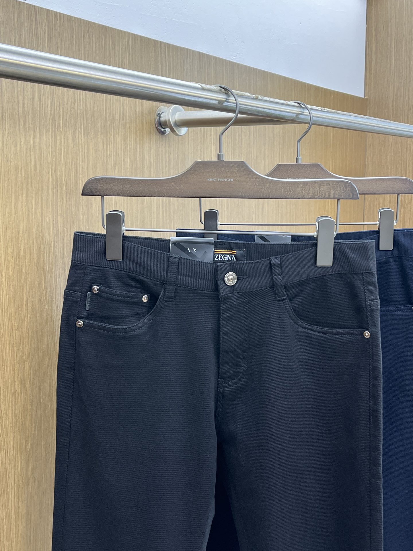 秋冬 ZZ 🔥🔥ss秋冬新品，官网同步有售，男士高端商务休闲西裤，高端进口面料，带弹力，后面采用硅胶字母