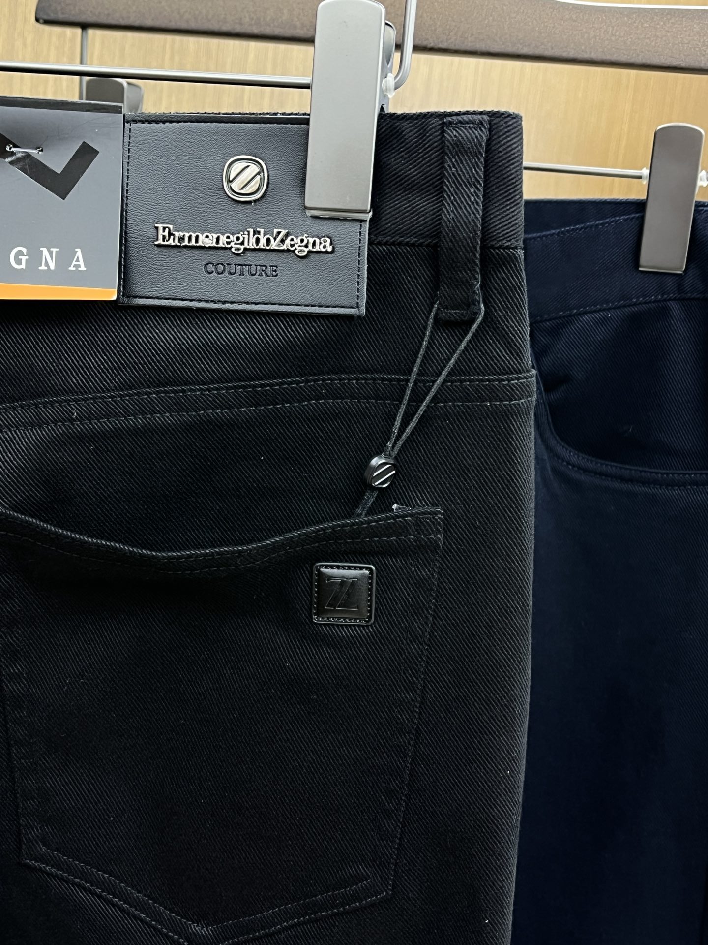 秋冬 ZZ 🔥🔥ss秋冬新品，官网同步有售，男士高端商务休闲西裤，高端进口面料，带弹力，后面采用硅胶字母