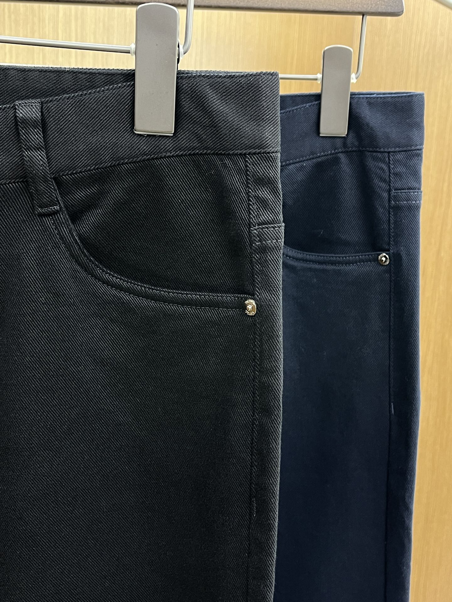 秋冬 ZZ 🔥🔥ss秋冬新品，官网同步有售，男士高端商务休闲西裤，高端进口面料，带弹力，后面采用硅胶字母