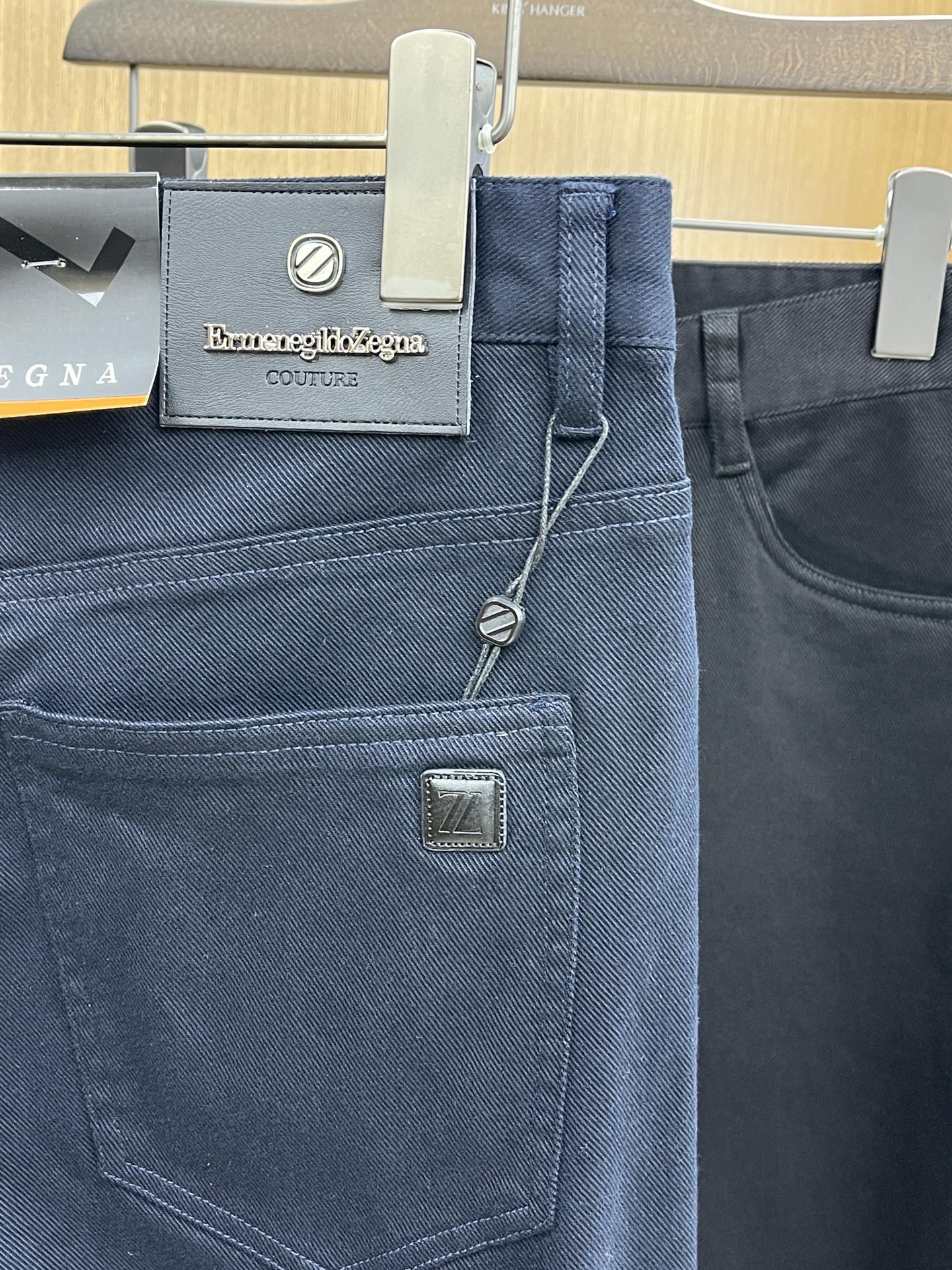 秋冬 ZZ 🔥🔥ss秋冬新品，官网同步有售，男士高端商务休闲西裤，高端进口面料，带弹力，后面采用硅胶字母