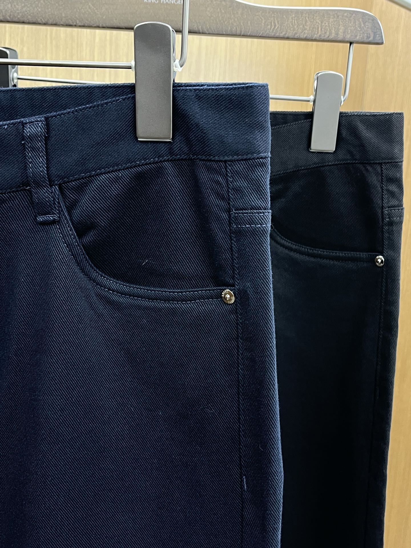 秋冬 ZZ 🔥🔥ss秋冬新品，官网同步有售，男士高端商务休闲西裤，高端进口面料，带弹力，后面采用硅胶字母