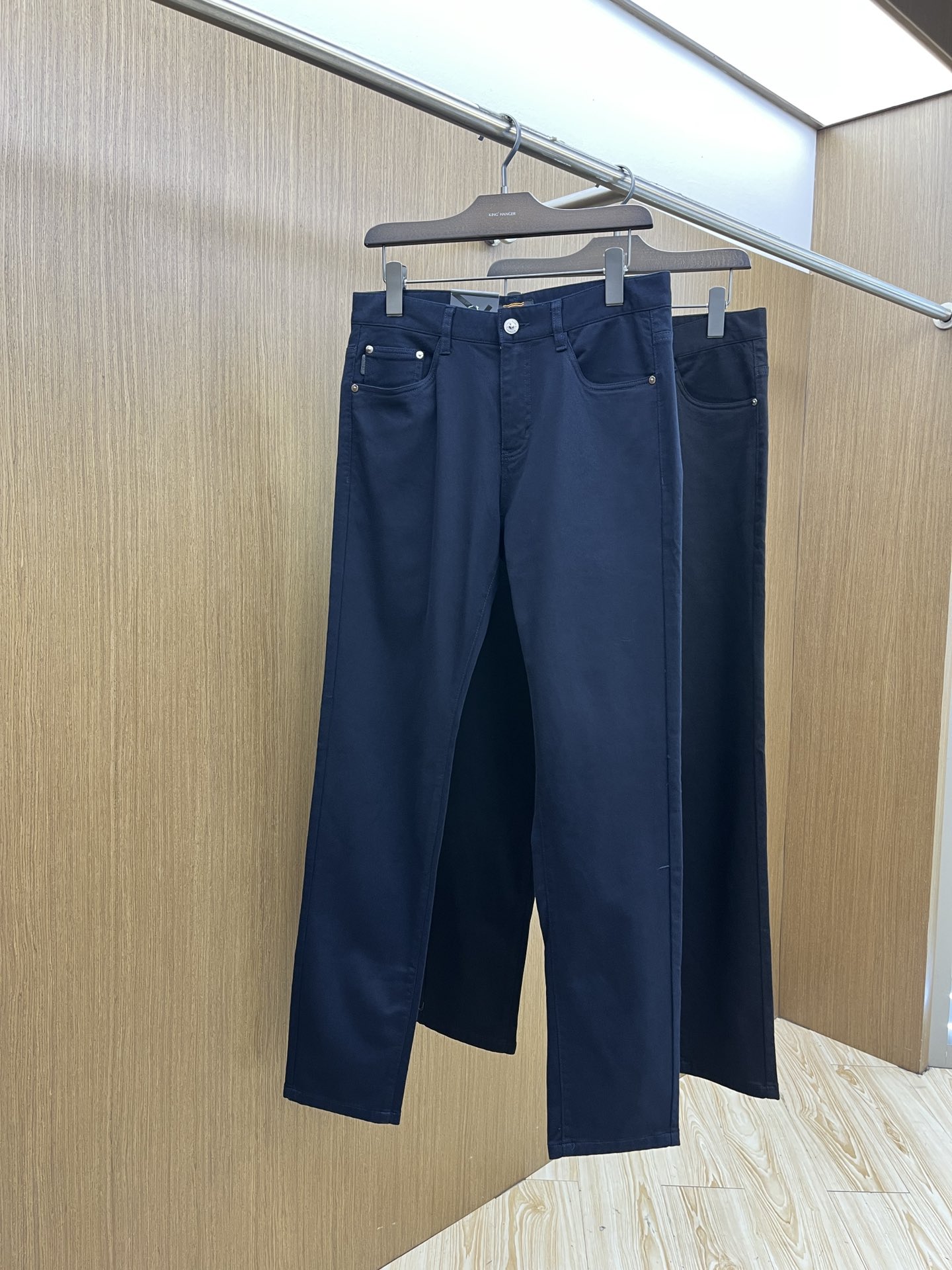 秋冬 ZZ 🔥🔥ss秋冬新品，官网同步有售，男士高端商务休闲西裤，高端进口面料，带弹力，后面采用硅胶字母