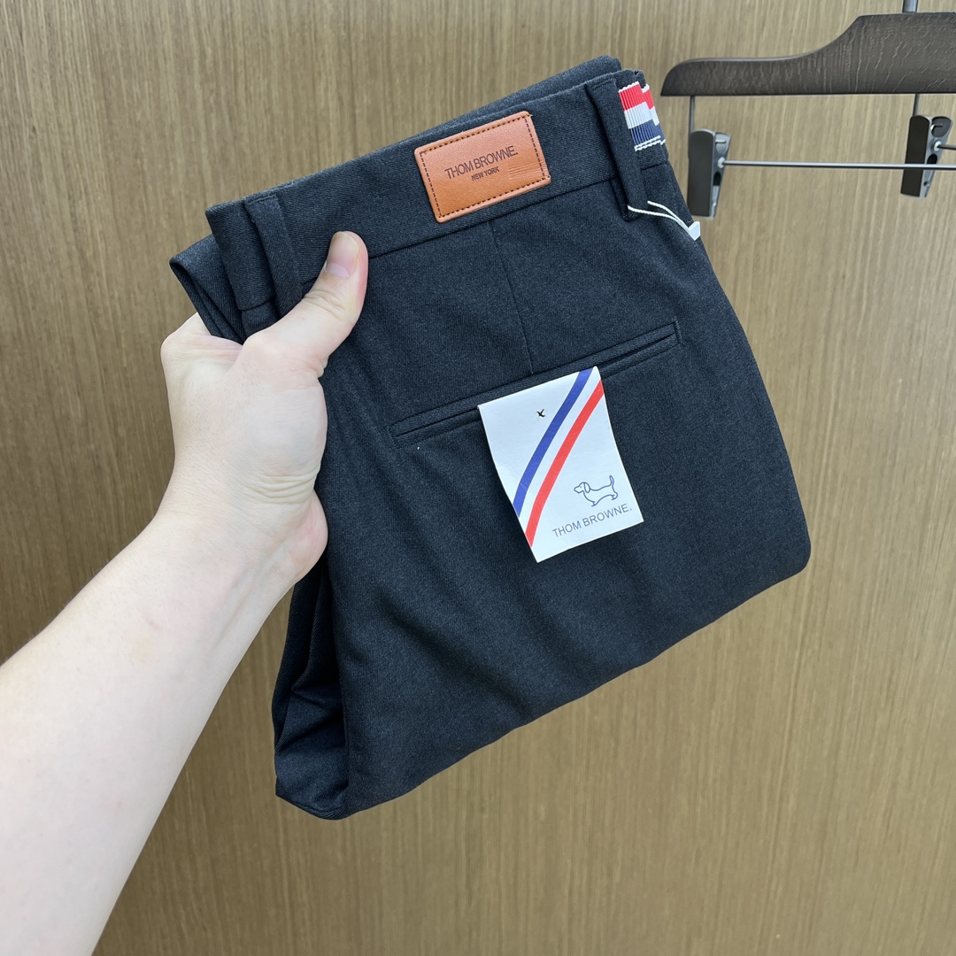 NO:521338,Autumn and Winter TB 1955ss Autumn and Winter new products, available simultaneously on the official website, men's high-end business casual trousers, high-end imported fabric, with elasticity, silicone letter pressing on the back, five combinations, namely classic and fashionable, combined tailor, unrestrained upper body effect, comfortable and breathable fax number 30-3837,,alexander wang19860909秋冬 TB 1955ss秋冬新品,官网同步有售,男士高端商务休闲西裤,高端进口面料,带弹力,后面采用硅胶字母压胶,五搭配,即经典又时尚,合体裁缝,上身效果无约束感 ,舒适透气fax 码数30-3837,,alexander wang,Men's clothing