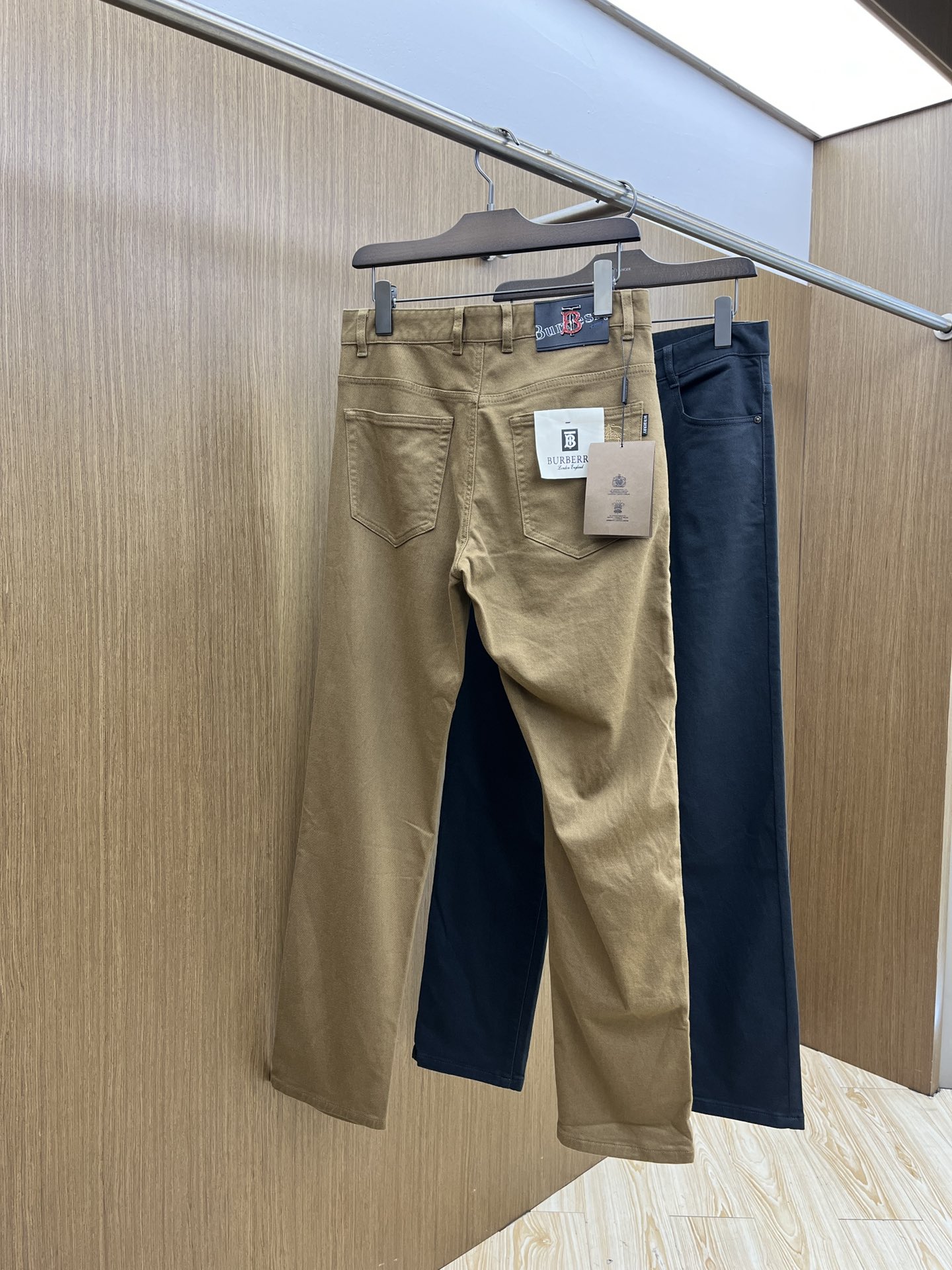 秋冬 BBR 🔥🔥ss秋冬新品，官网同步有售，男士高端商务休闲西裤，高端进口面料，带弹力，后面采用硅胶字
