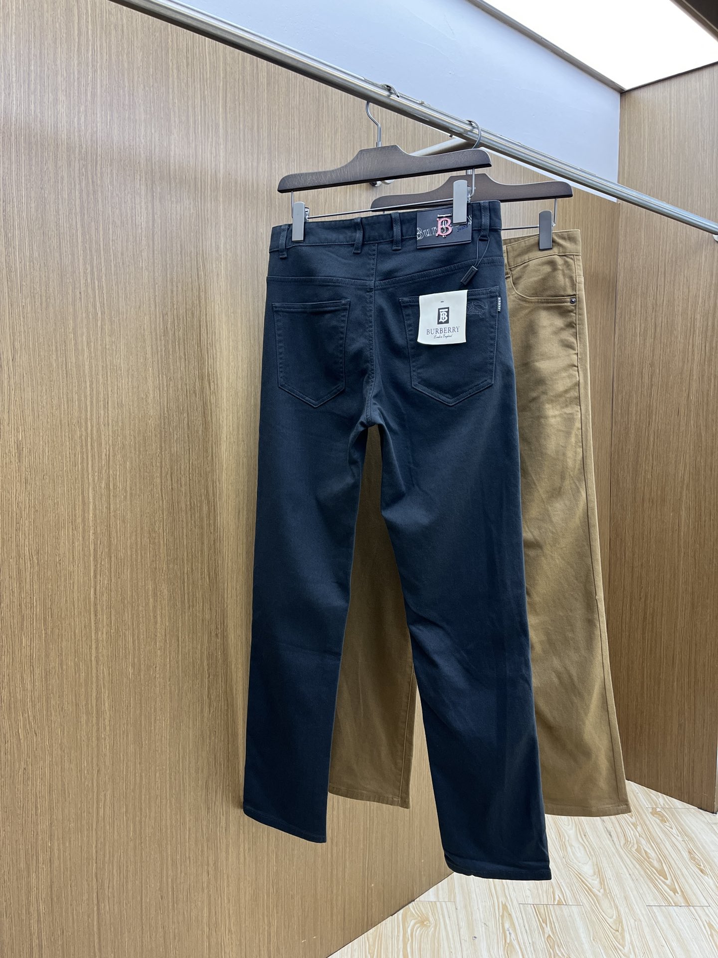 秋冬 BBR 🔥🔥ss秋冬新品，官网同步有售，男士高端商务休闲西裤，高端进口面料，带弹力，后面采用硅胶字