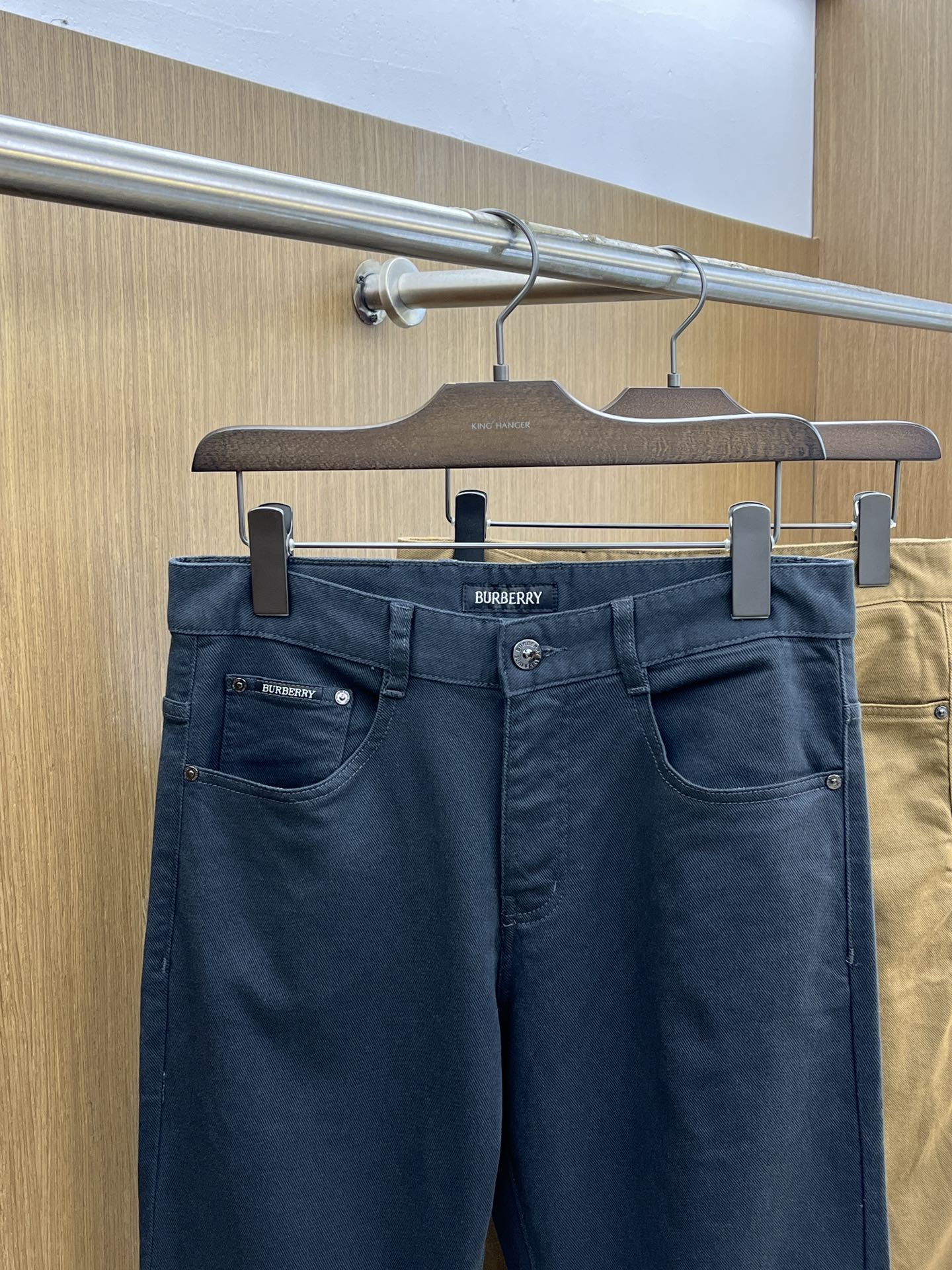 秋冬 BBR 🔥🔥ss秋冬新品，官网同步有售，男士高端商务休闲西裤，高端进口面料，带弹力，后面采用硅胶字