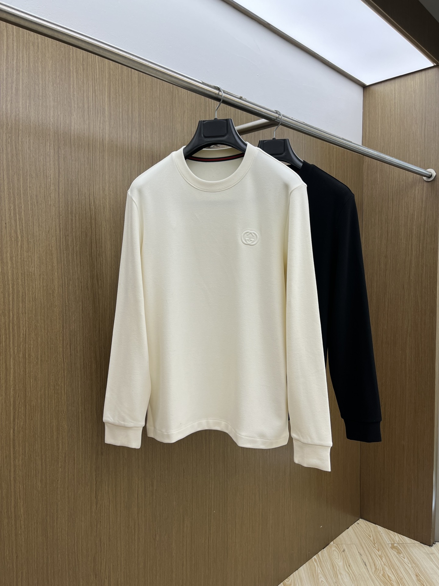 秋冬 Guc 🔥官网秋冬新款爆款打底衫 面料选用暖姜天丝德绒 面料细腻柔软上身舒适 简约时尚 适配商务、