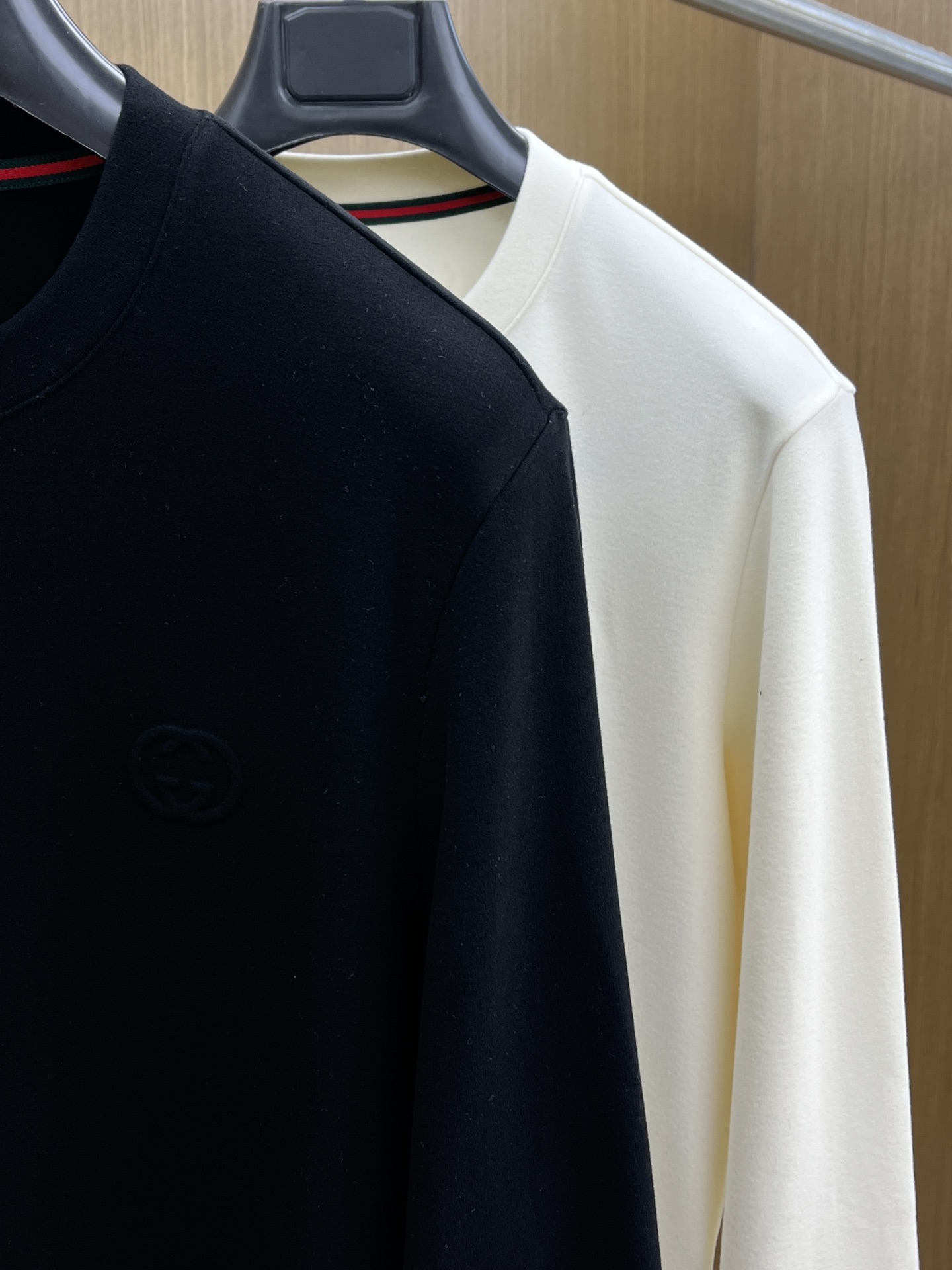 秋冬 Guc 🔥官网秋冬新款爆款打底衫 面料选用暖姜天丝德绒 面料细腻柔软上身舒适 简约时尚 适配商务、