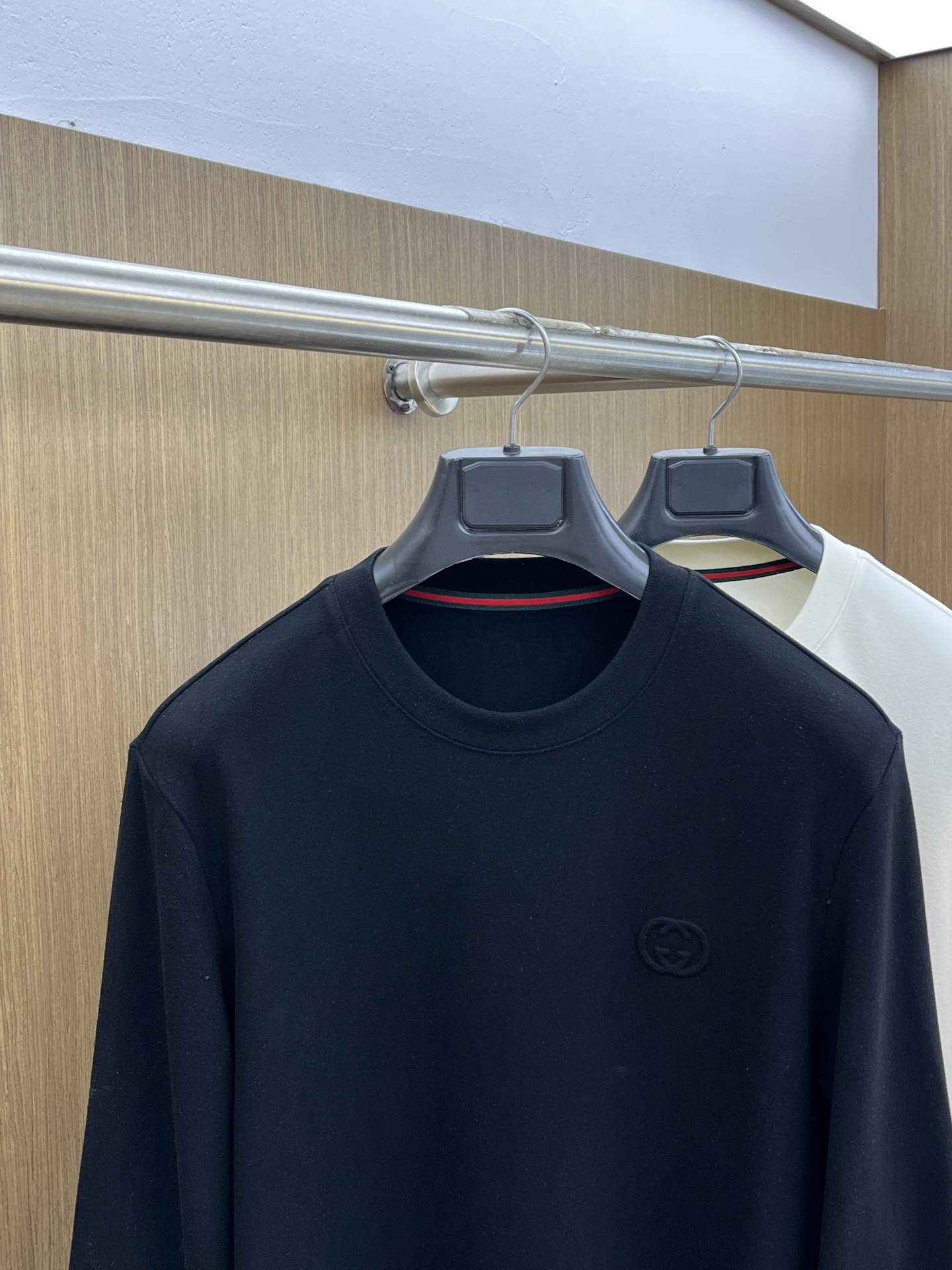 秋冬 Guc 🔥官网秋冬新款爆款打底衫 面料选用暖姜天丝德绒 面料细腻柔软上身舒适 简约时尚 适配商务、