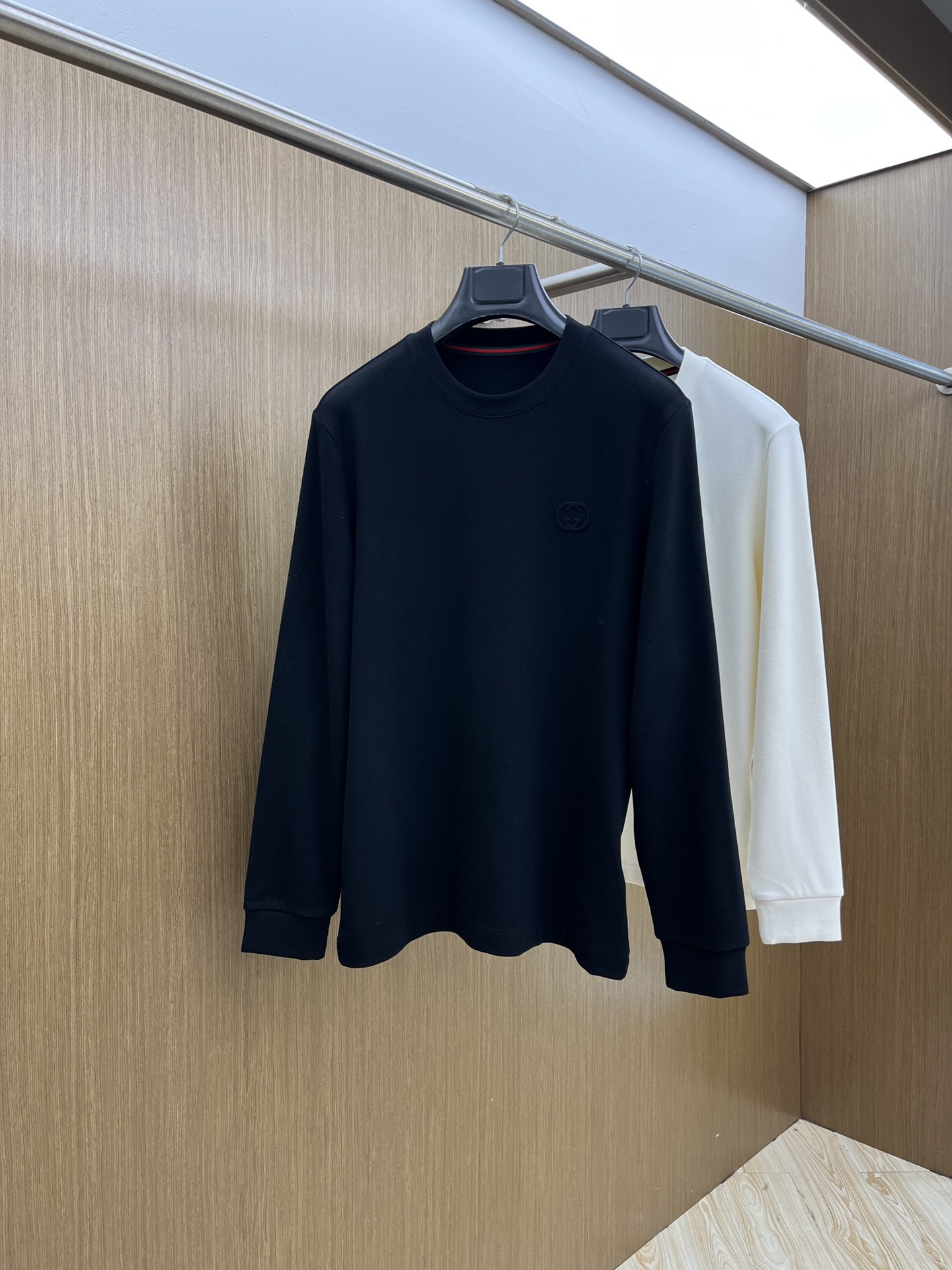 秋冬 Guc 🔥官网秋冬新款爆款打底衫 面料选用暖姜天丝德绒 面料细腻柔软上身舒适 简约时尚 适配商务、