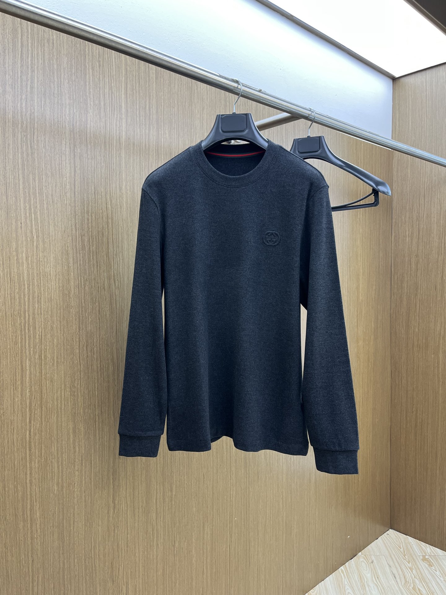 NO:572100,Autumn and winter Guc official website autumn and winter new popular bottoming shirt. The fabric is made of warm ginger Tencel velvet. The fabric is fine and soft and comfortable for the upper body. Simple and fashionable. Suitable for business, fjj leisure and other occasions. Size 48-56,,gucci,alexander wang19860909秋冬 Guc 官网秋冬新款爆款打底衫 面料选用暖姜天丝德绒 面料细腻柔软上身舒适 简约时尚 适配商务、fjj休闲等多种场合 码数48-56,,gucci,alexander wang,Men's clothing