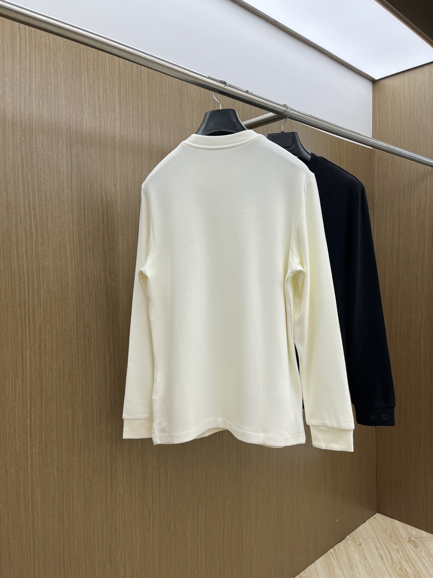 秋冬 Lv 🔥官网秋冬新款爆款打底衫 面料选用暖姜天丝德绒 面料细腻柔软上身舒适 简约时尚 适配商务、f