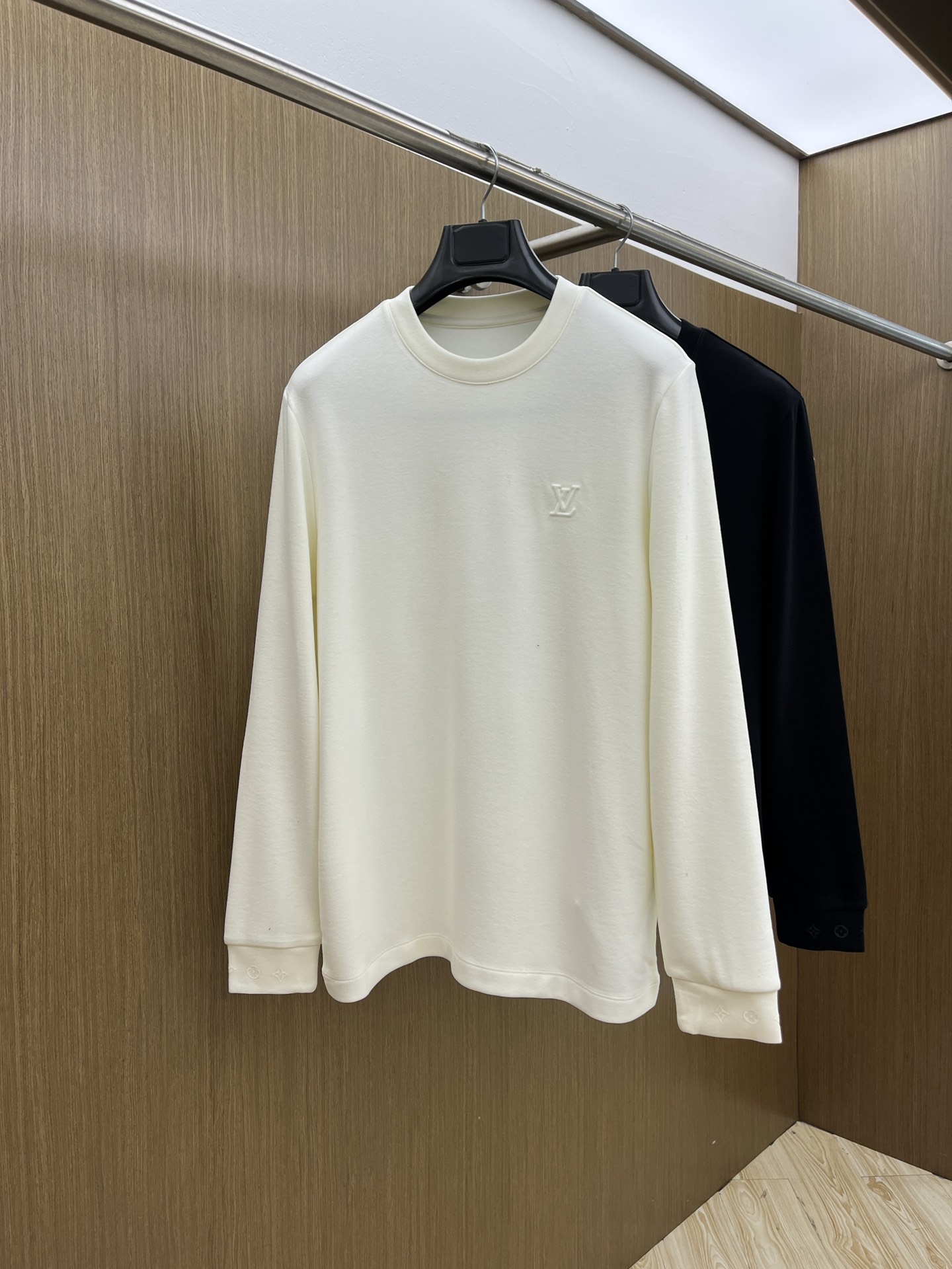 NO:572103,Autumn and winter Lv official website autumn and winter new popular bottoming shirt. The fabric is made of warm ginger Tencel velvet. The fabric is fine and soft and comfortable for the upper body. Simple and fashionable. Suitable for business, fjj leisure and other occasions. Size 48-56, Louis Vuitton, Alexander Wang19860909秋冬 Lv 官网秋冬新款爆款打底衫 面料选用暖姜天丝德绒 面料细腻柔软上身舒适 简约时尚 适配商务、fjj休闲等多种场合 码数48-56,,louis vuitton,alexander wang,Men's clothing