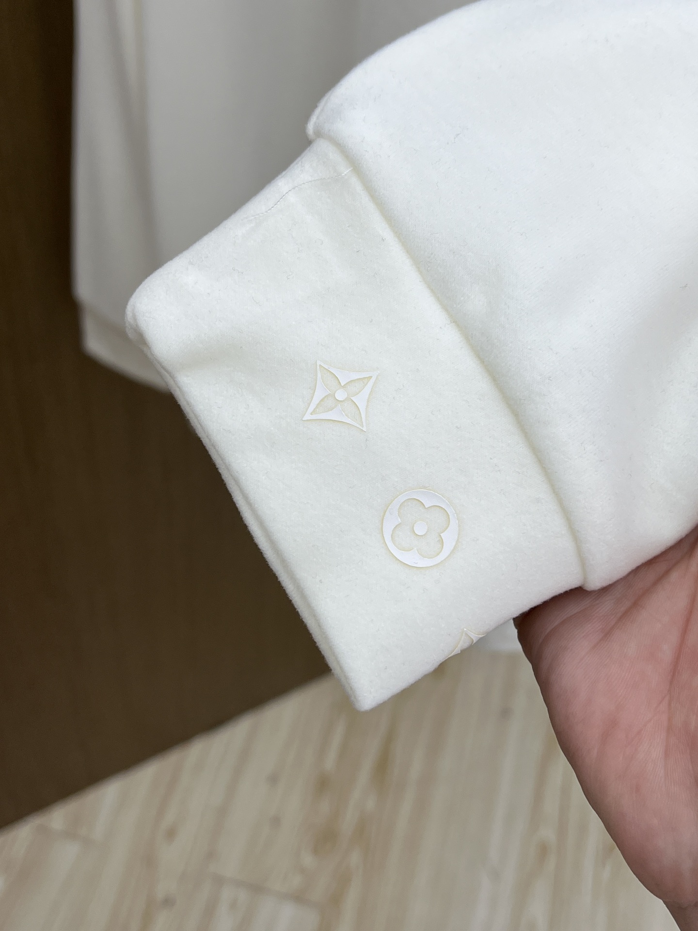 秋冬 Lv 🔥官网秋冬新款爆款打底衫 面料选用暖姜天丝德绒 面料细腻柔软上身舒适 简约时尚 适配商务、f