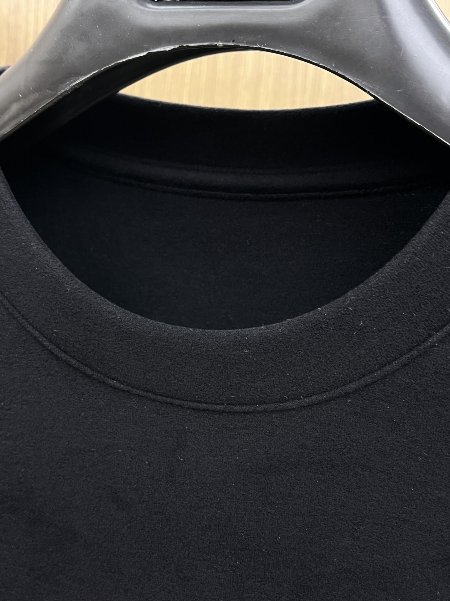 秋冬 LV 🔥官网秋冬新款爆款打底衫 面料选用暖姜天丝德绒 面料细腻柔软上身舒适 简约时尚 适配商务、f