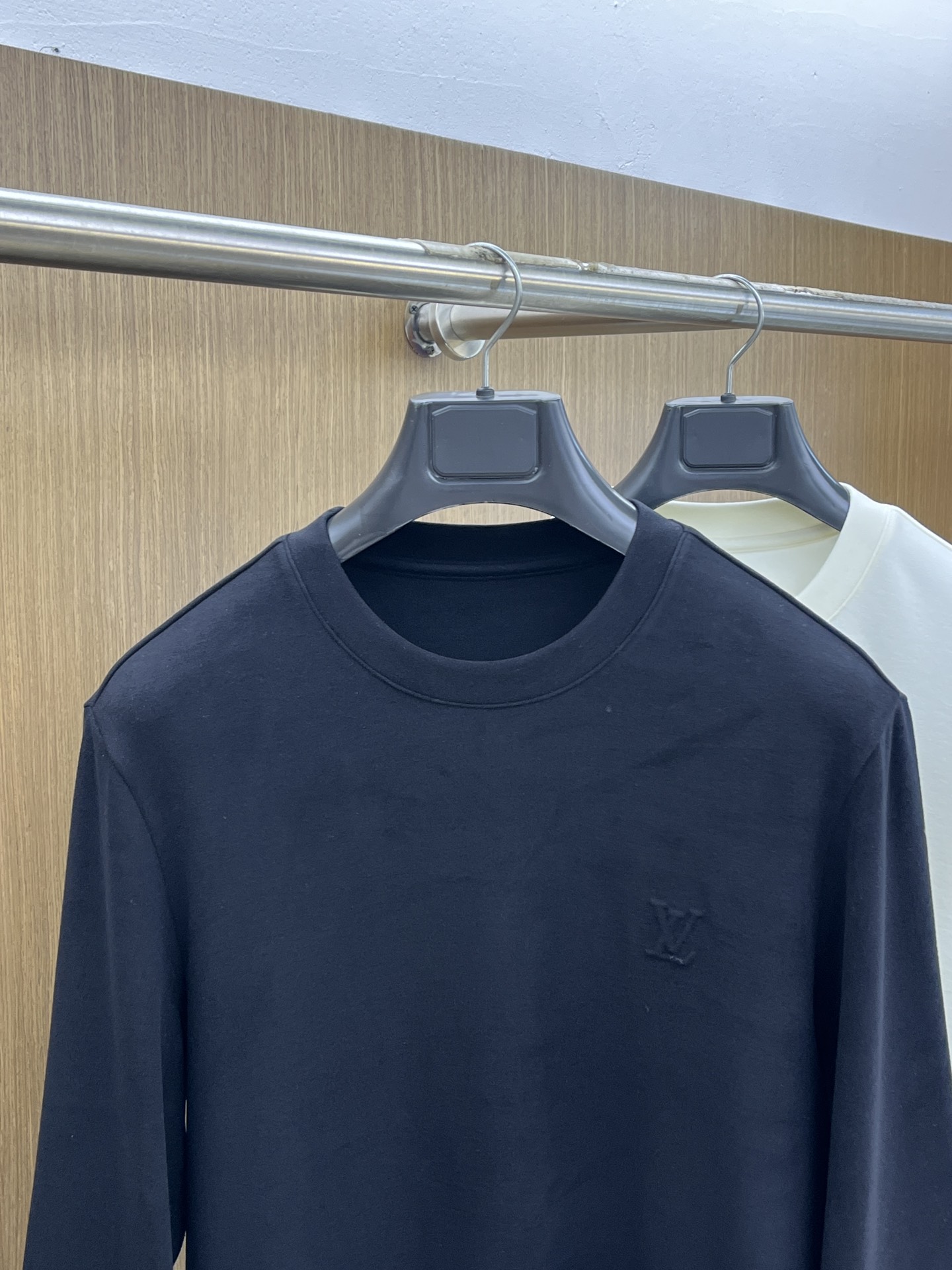 秋冬 LV 🔥官网秋冬新款爆款打底衫 面料选用暖姜天丝德绒 面料细腻柔软上身舒适 简约时尚 适配商务、f