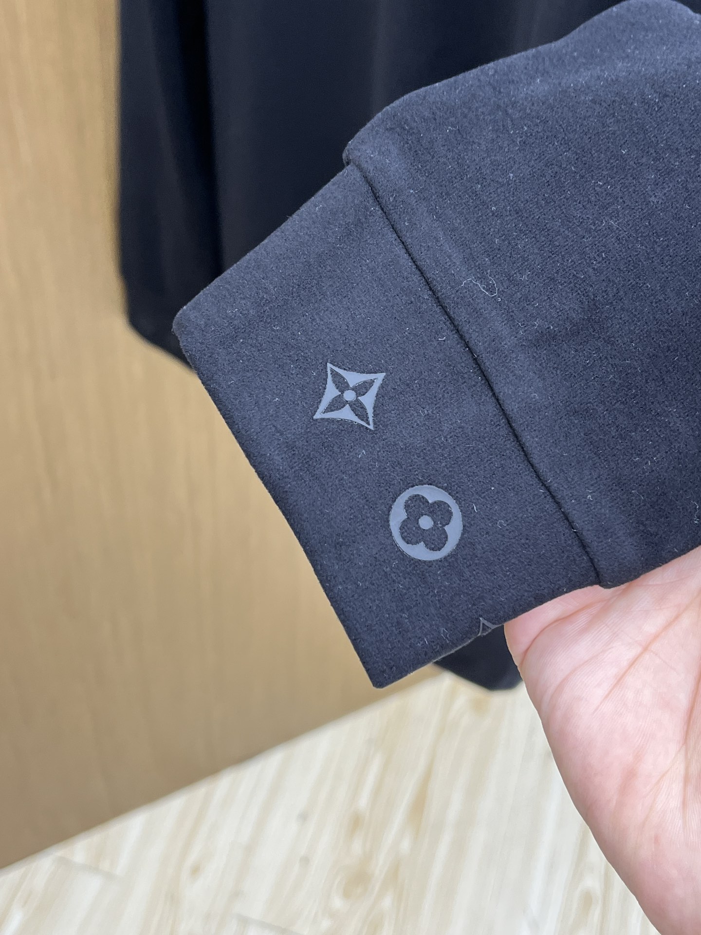 秋冬 LV 🔥官网秋冬新款爆款打底衫 面料选用暖姜天丝德绒 面料细腻柔软上身舒适 简约时尚 适配商务、f