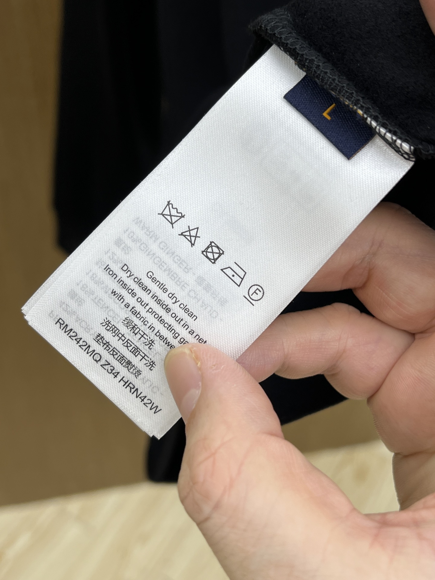 秋冬 LV 🔥官网秋冬新款爆款打底衫 面料选用暖姜天丝德绒 面料细腻柔软上身舒适 简约时尚 适配商务、f