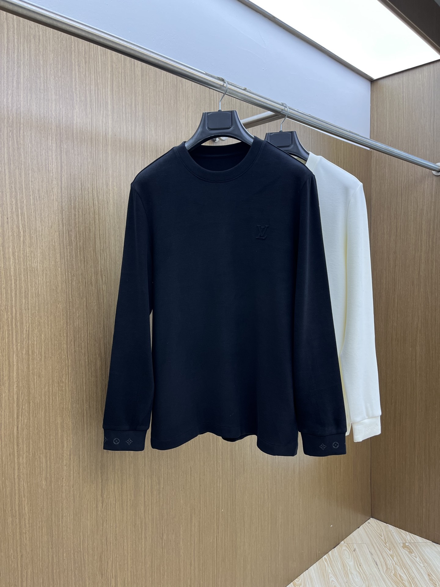 NO:572106,Autumn and winter LV official website autumn and winter new popular bottoming shirt. The fabric is made of warm ginger Tencel velvet. The fabric is delicate and soft and comfortable for the upper body. Simple and fashionable. Suitable for business, fjj leisure and other occasions. Size 48-56, Louis Vuitton, Alexander Wang19860909秋冬 LV 官网秋冬新款爆款打底衫 面料选用暖姜天丝德绒 面料细腻柔软上身舒适 简约时尚 适配商务、fjj休闲等多种场合 码数48-56,,louis vuitton,alexander wang,Men's clothing